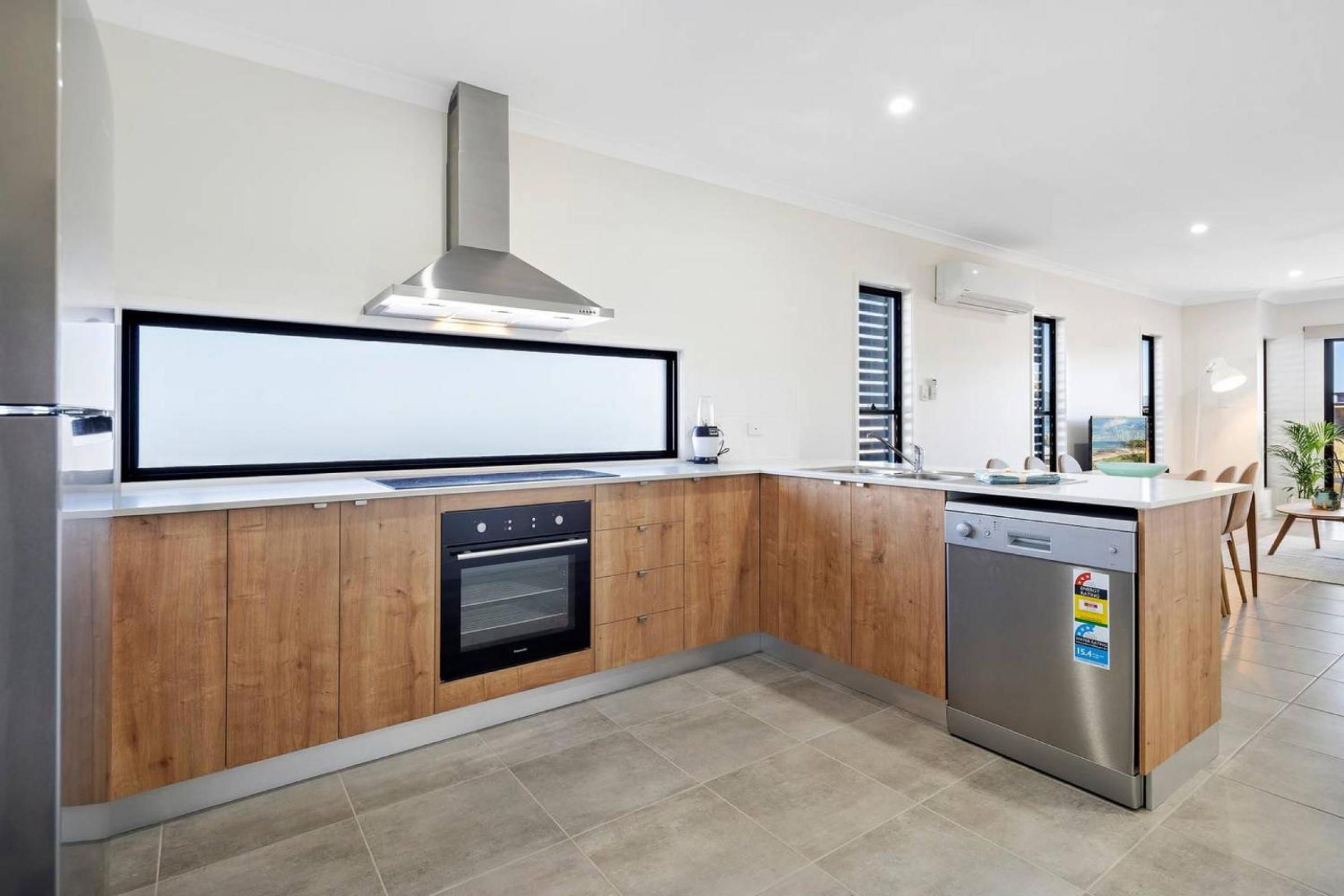 DAYDREAMING Airlie Beach, Water views & only 200m to boardwalk.