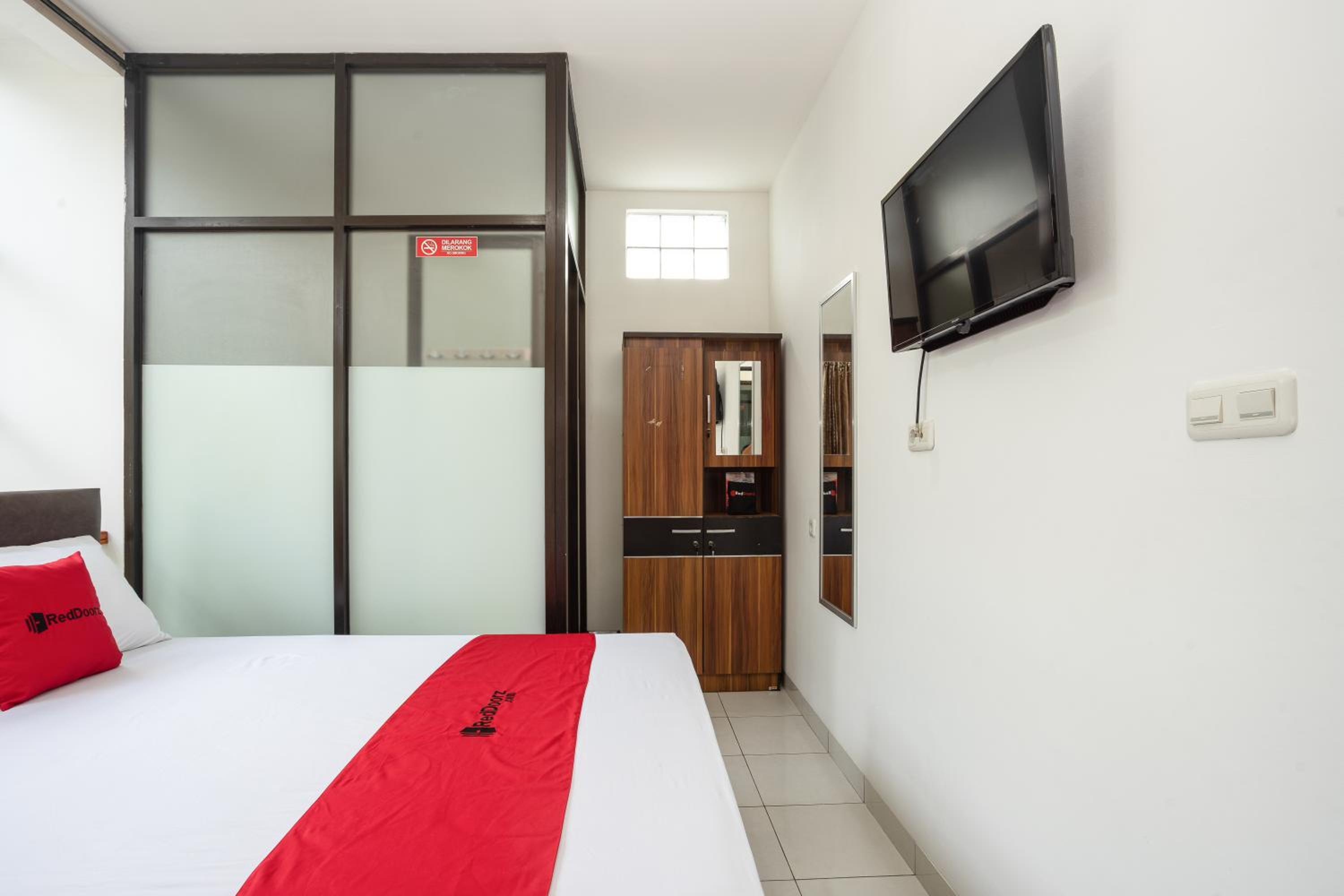 RedDoorz near Eka Hospital BSD City