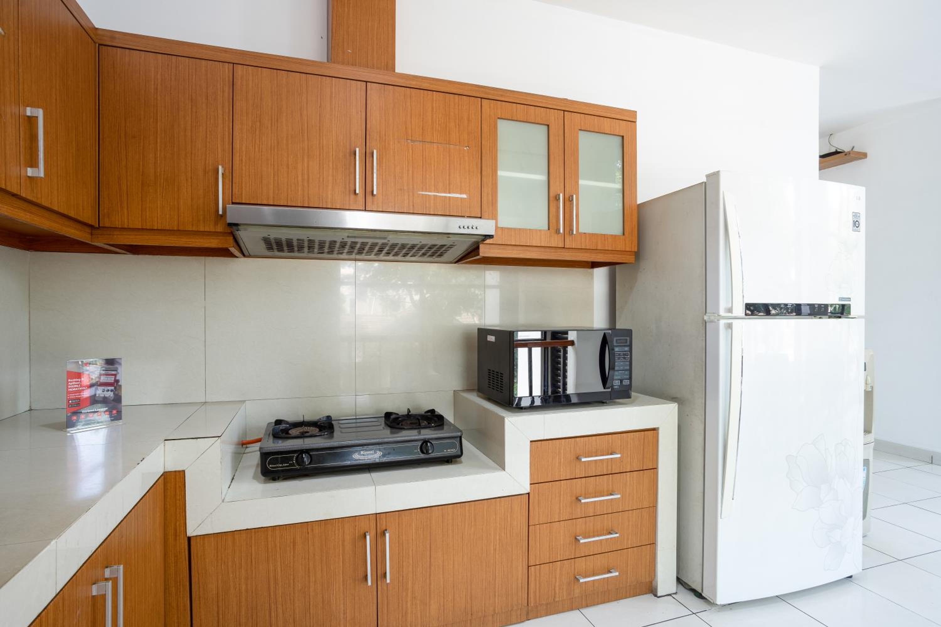 RedDoorz near Eka Hospital BSD City