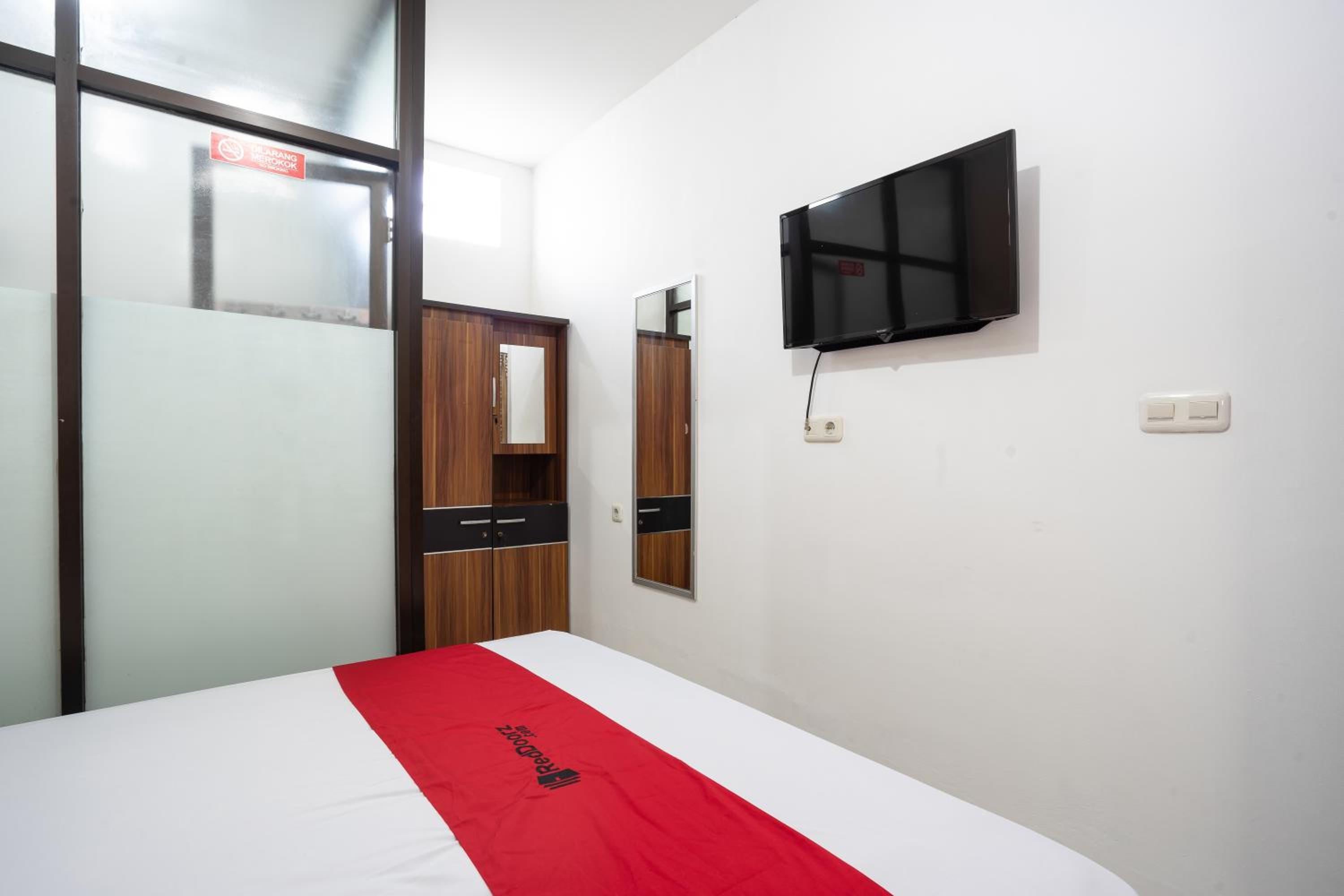 RedDoorz near Eka Hospital BSD City, Tangerang - 21
