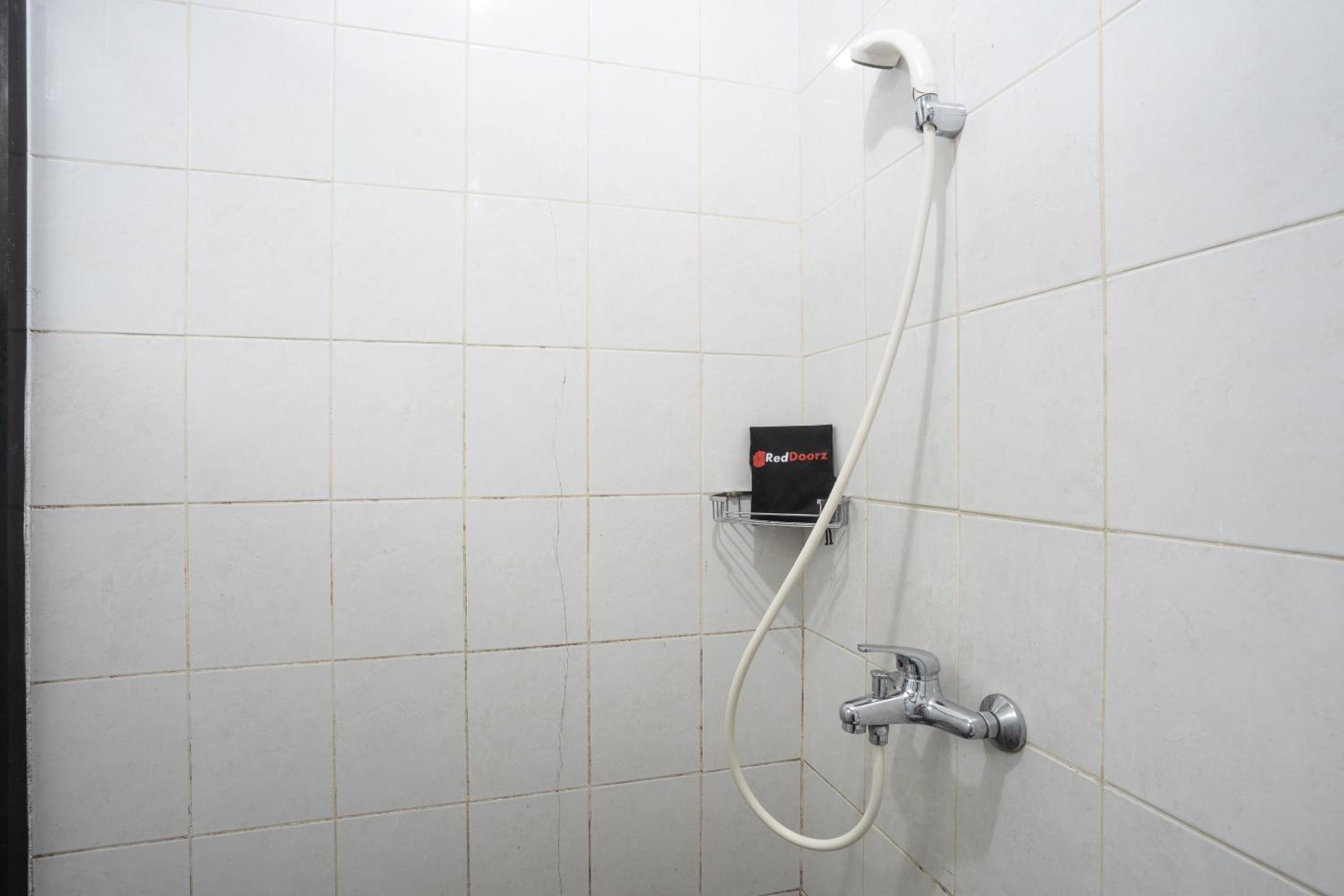 RedDoorz near Eka Hospital BSD City, Tangerang - 16