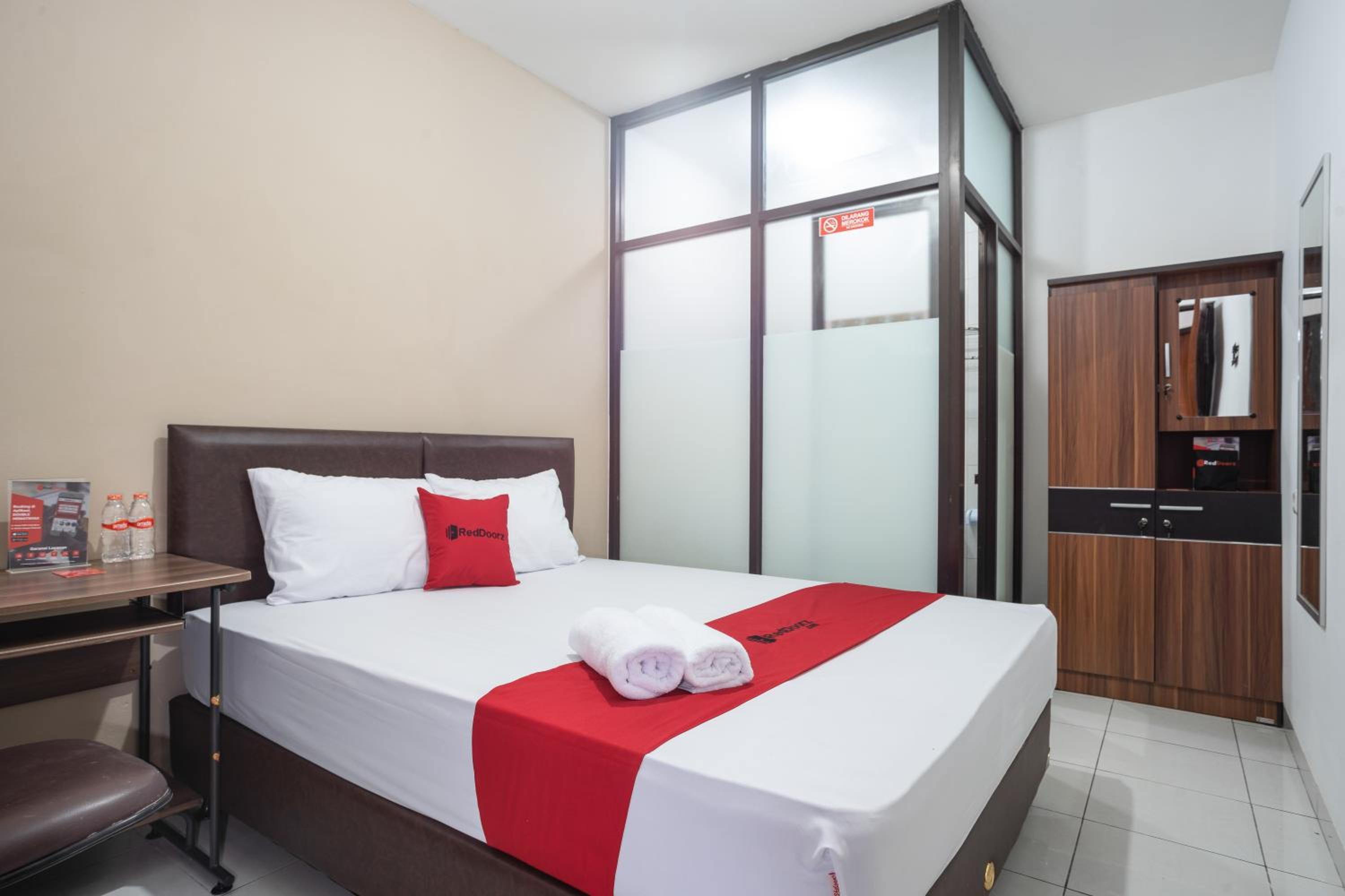 RedDoorz near Eka Hospital BSD City, Tangerang - 12
