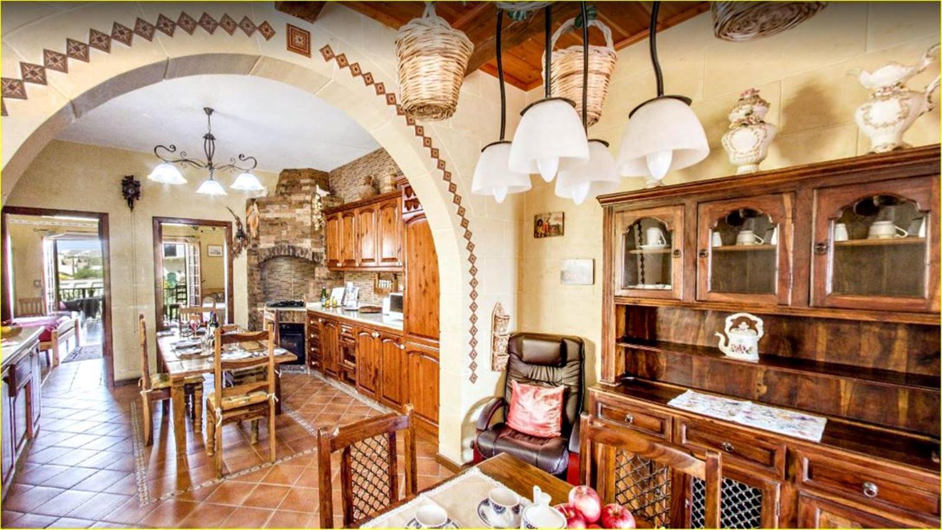 Great Seaviews Location - FREE Gozo taxi service, Fast WIFI, Bicycles, BBQ & Parking, No Car needed
