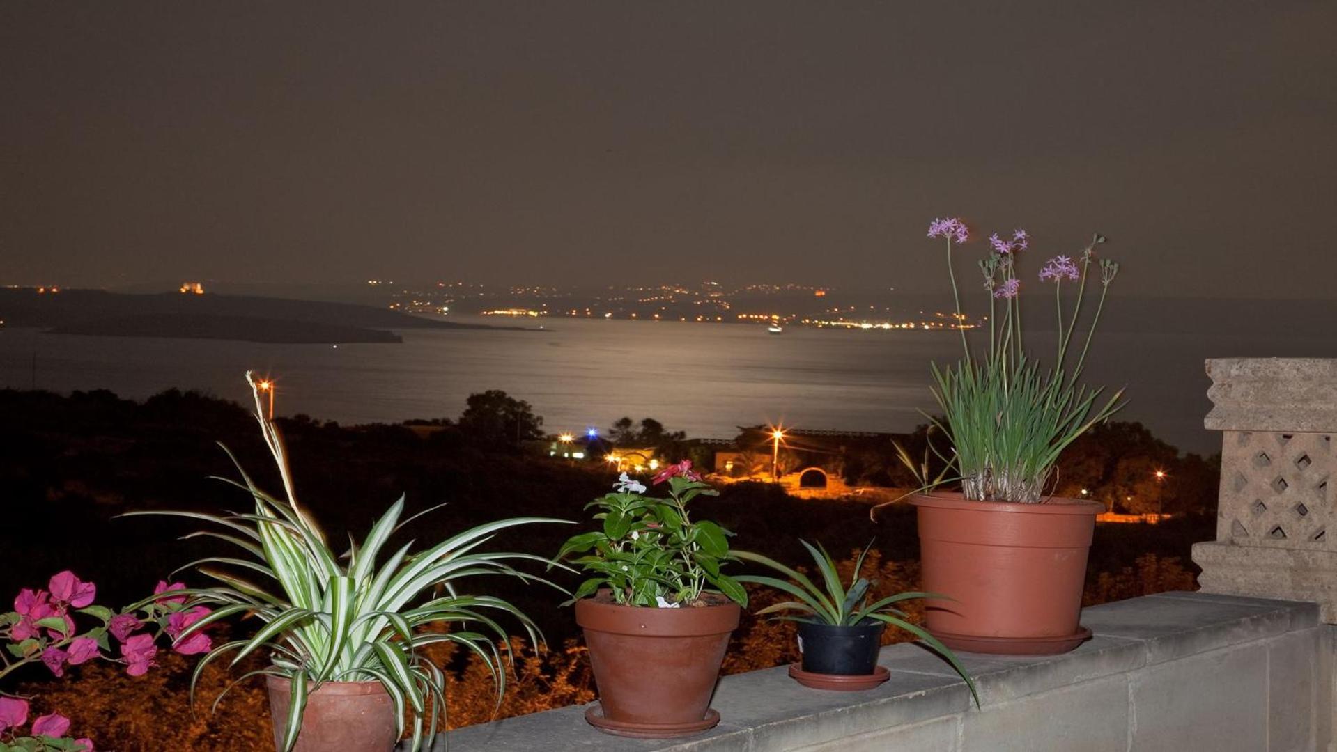 Great Seaviews Location - FREE Gozo taxi service, Fast WIFI, Bicycles, BBQ & Parking, No Car needed