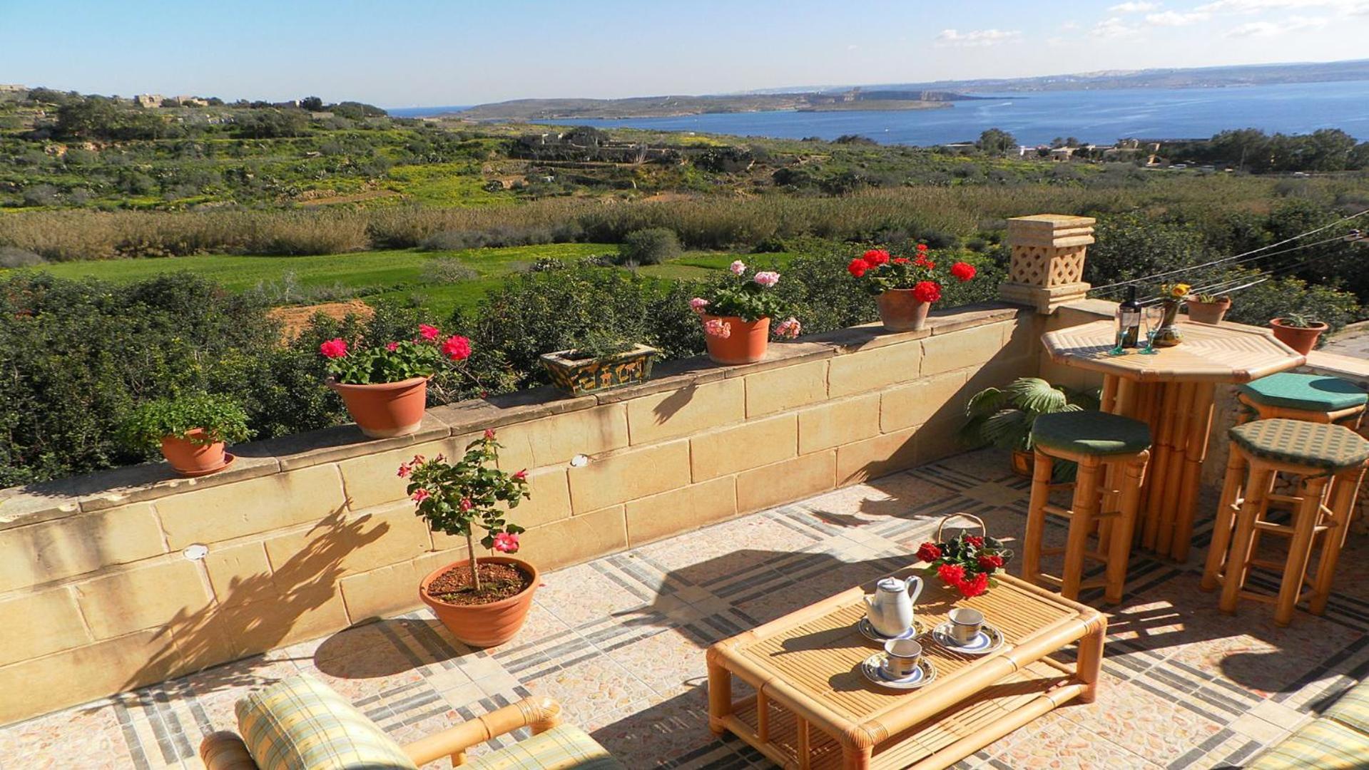 Great Seaviews Location - FREE Gozo taxi service, Fast WIFI, Bicycles, BBQ & Parking, No Car needed
