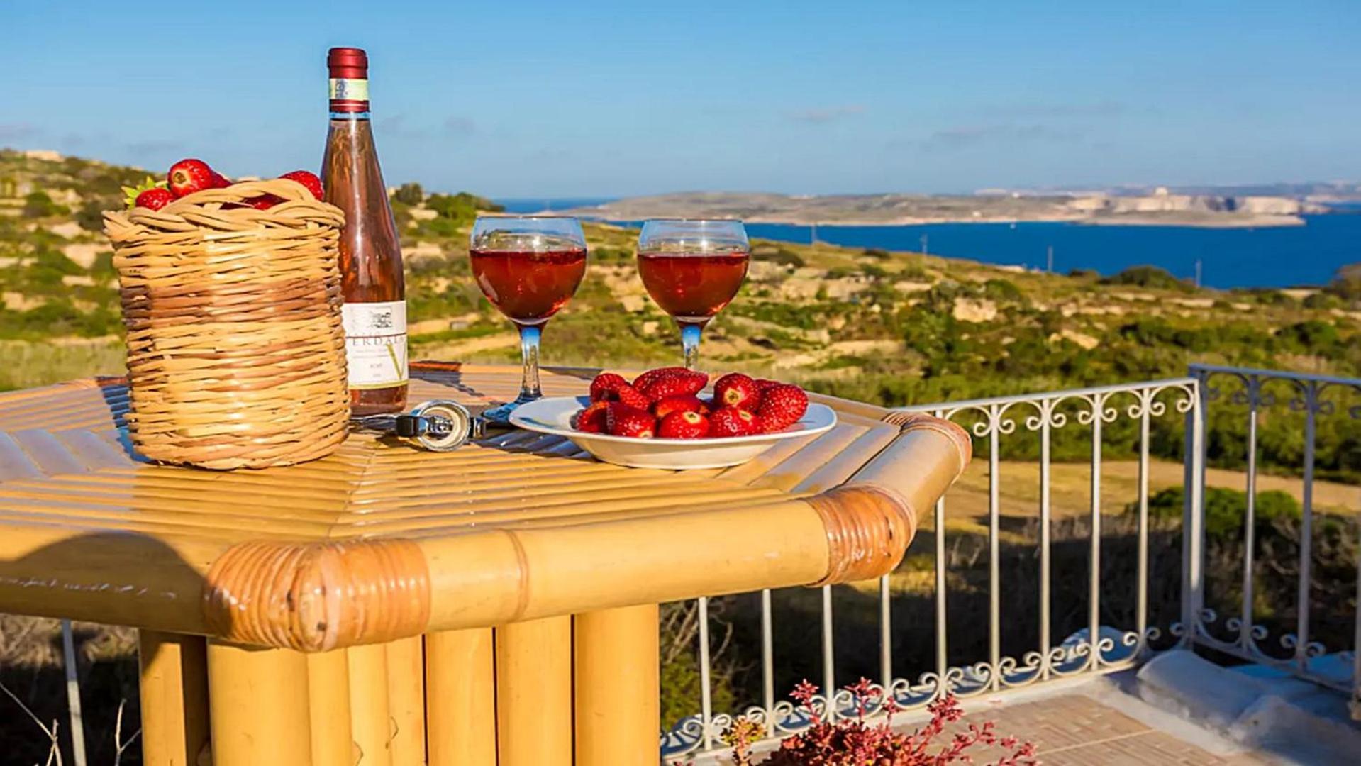 Great Seaviews Location - FREE Gozo taxi service, Fast WIFI, Bicycles, BBQ & Parking, No Car needed