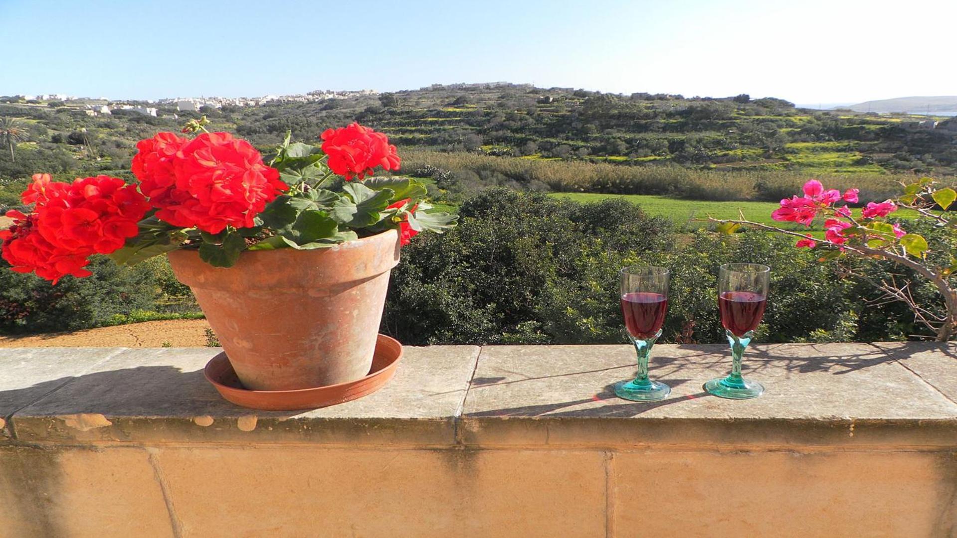 Great Seaviews Location - FREE Gozo taxi service, Fast WIFI, Bicycles, BBQ & Parking, No Car needed