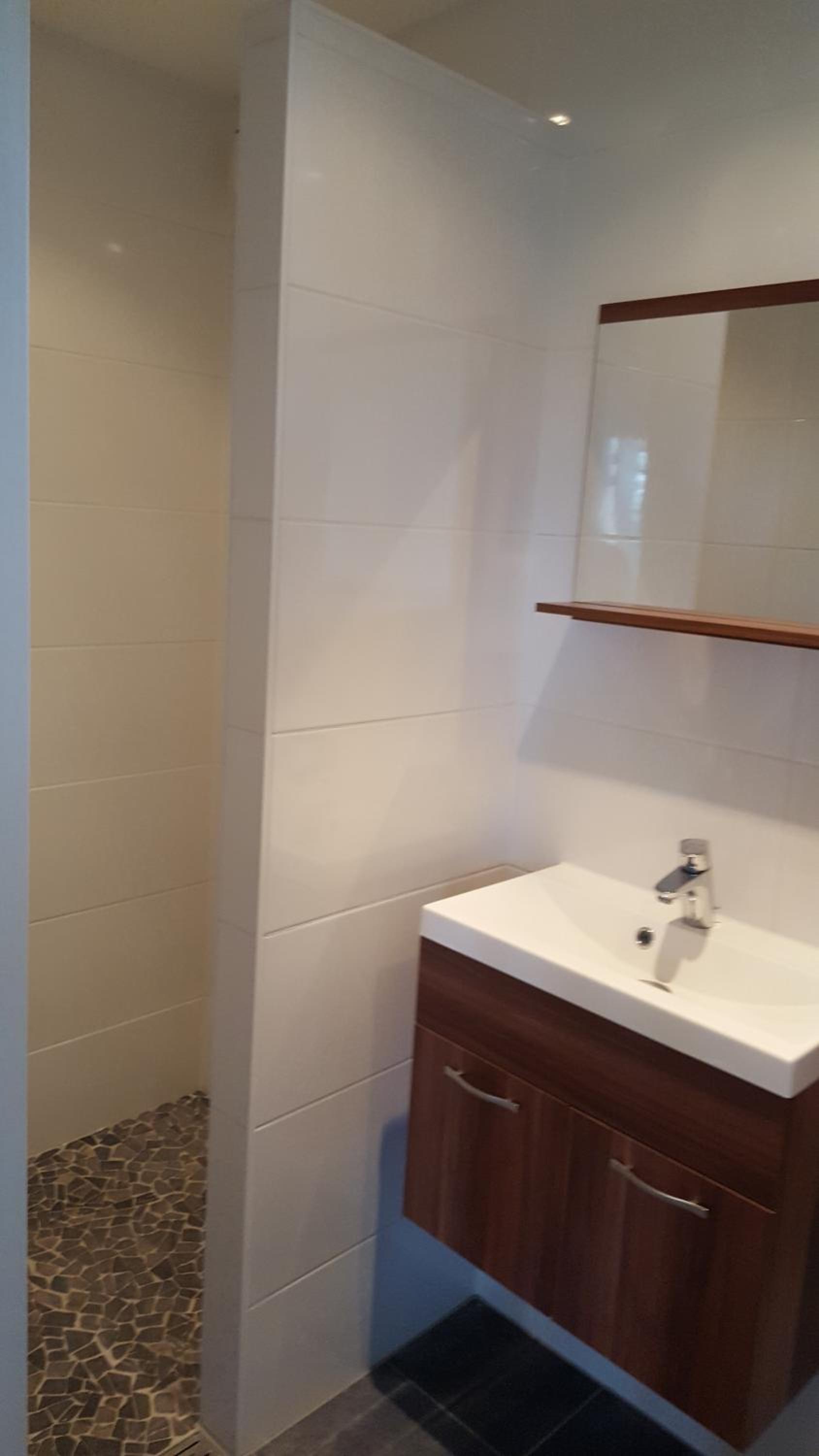 Chalet en Castricum — bathroom