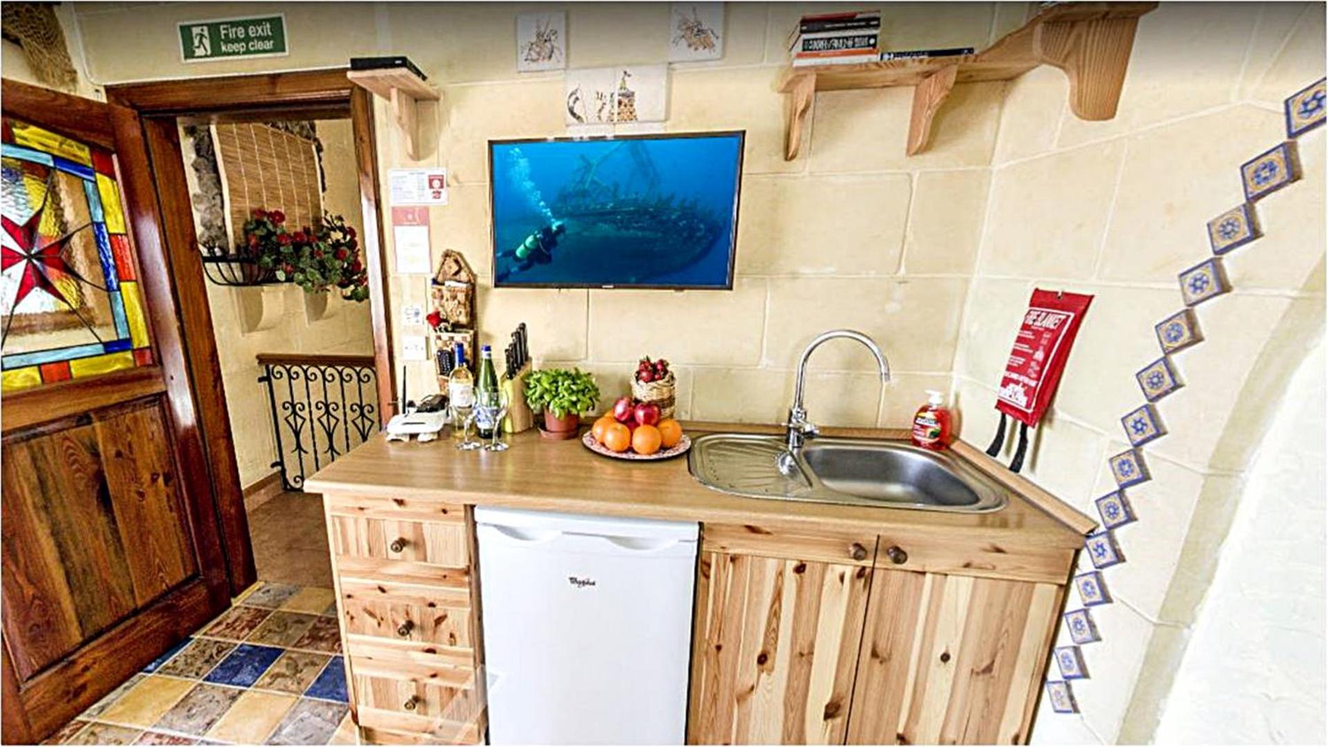 Great Seaviews Location - FREE Gozo taxi service, Fast WIFI, Bicycles, BBQ & Parking, No Car needed