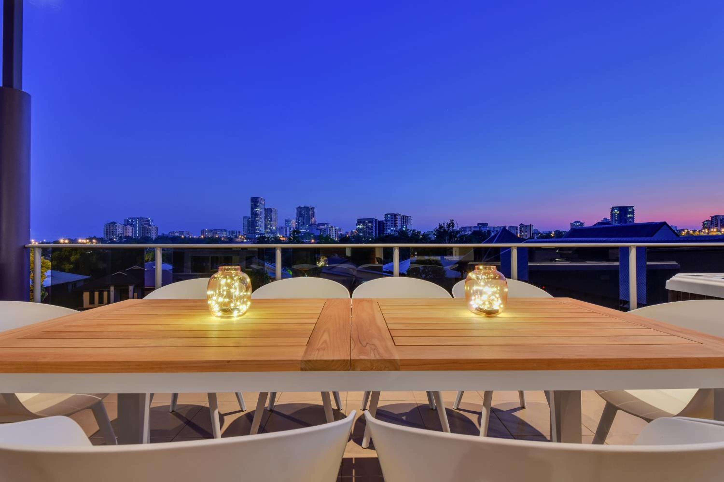 Luxury Darwin City Lights Jacuzzi Central Location Large House New Furnishings