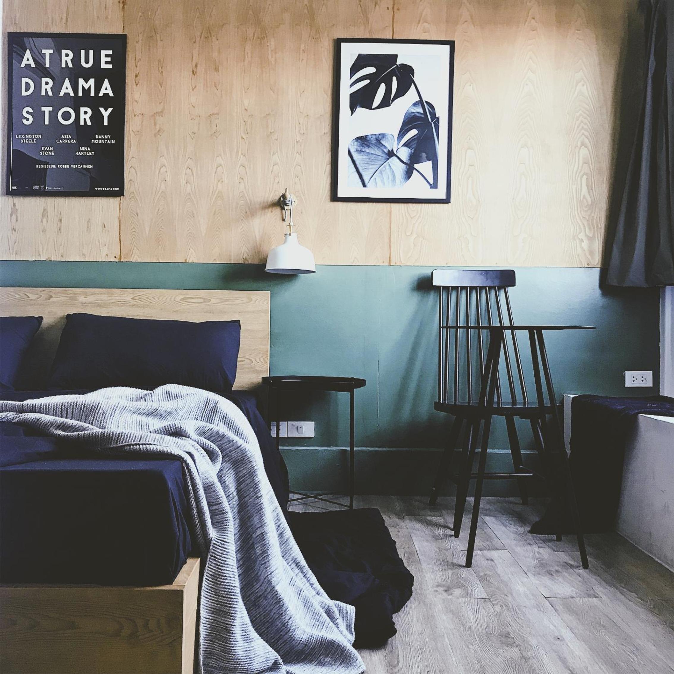 Beige Poshtels + Netflix