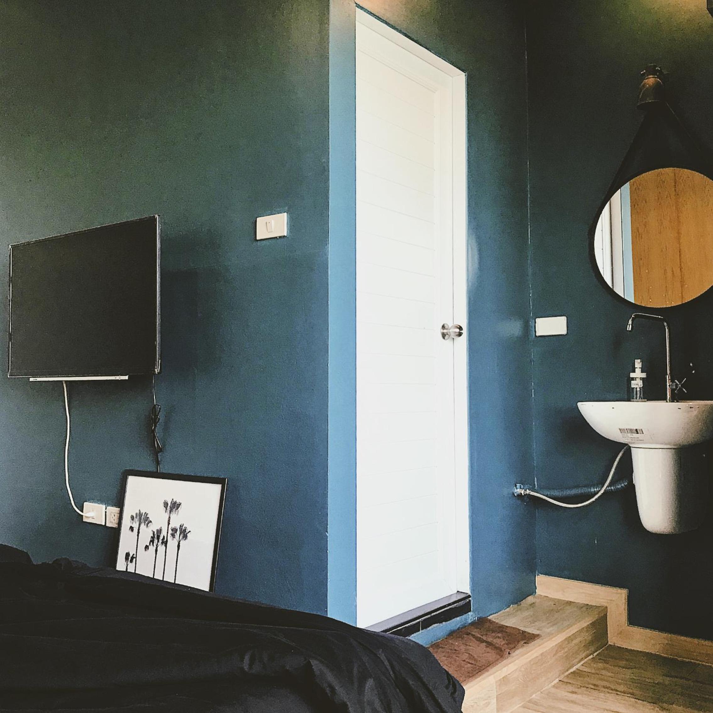 Beige Poshtels + Netflix