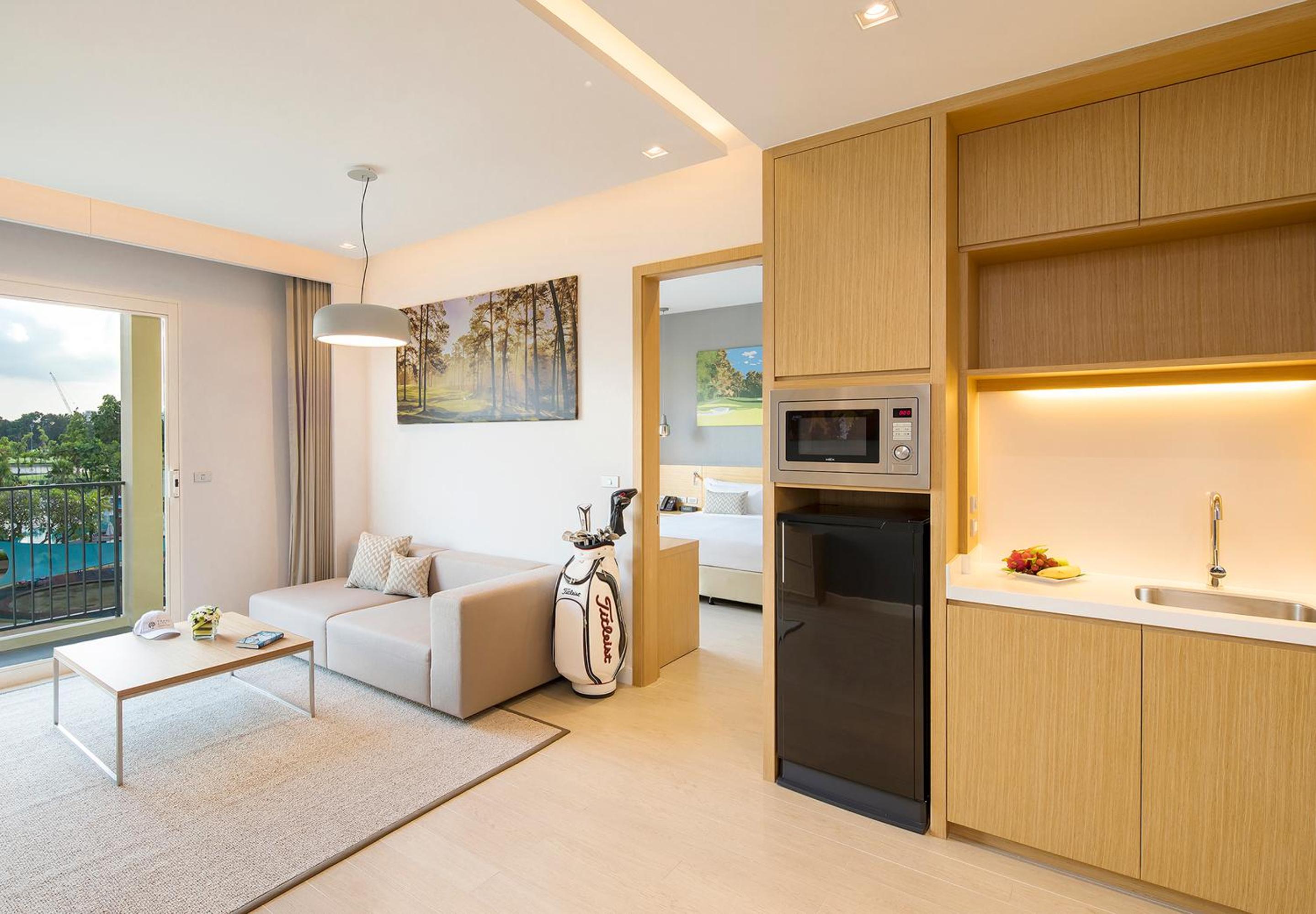 Eastin Thana City Golf Resort Bangkok Free Scheduled Shuttle from Hotel to Suvarnabhumi Airport