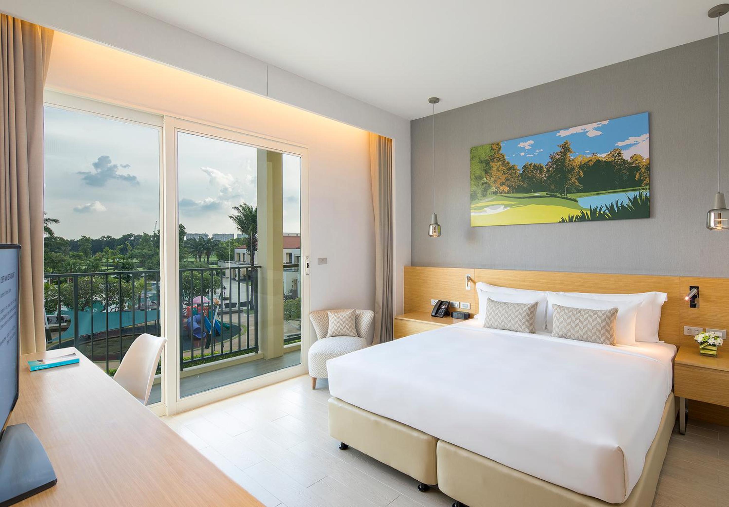 Eastin Thana City Golf Resort Bangkok Free Scheduled Shuttle from Hotel to Suvarnabhumi Airport