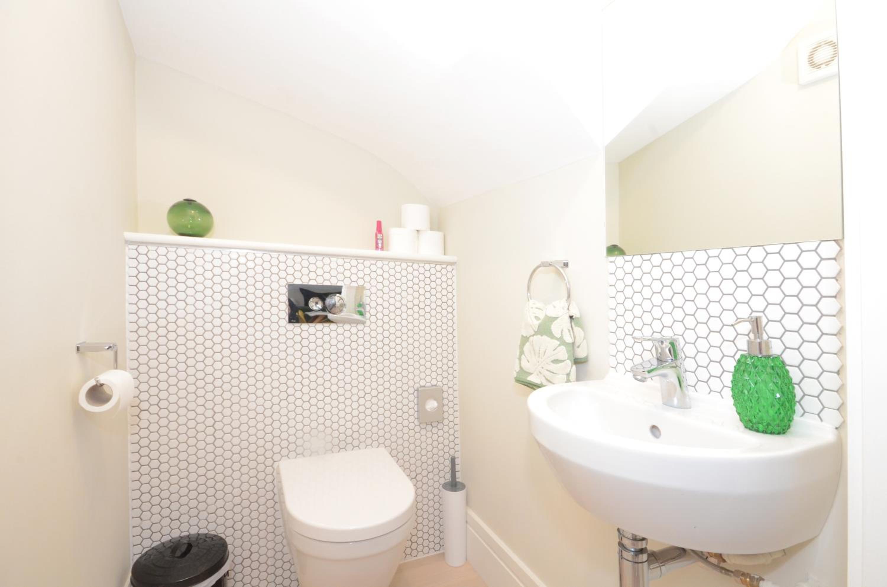 The Mews - 2 Bedroom Luxury, Spacious House With Free Parking photo 3