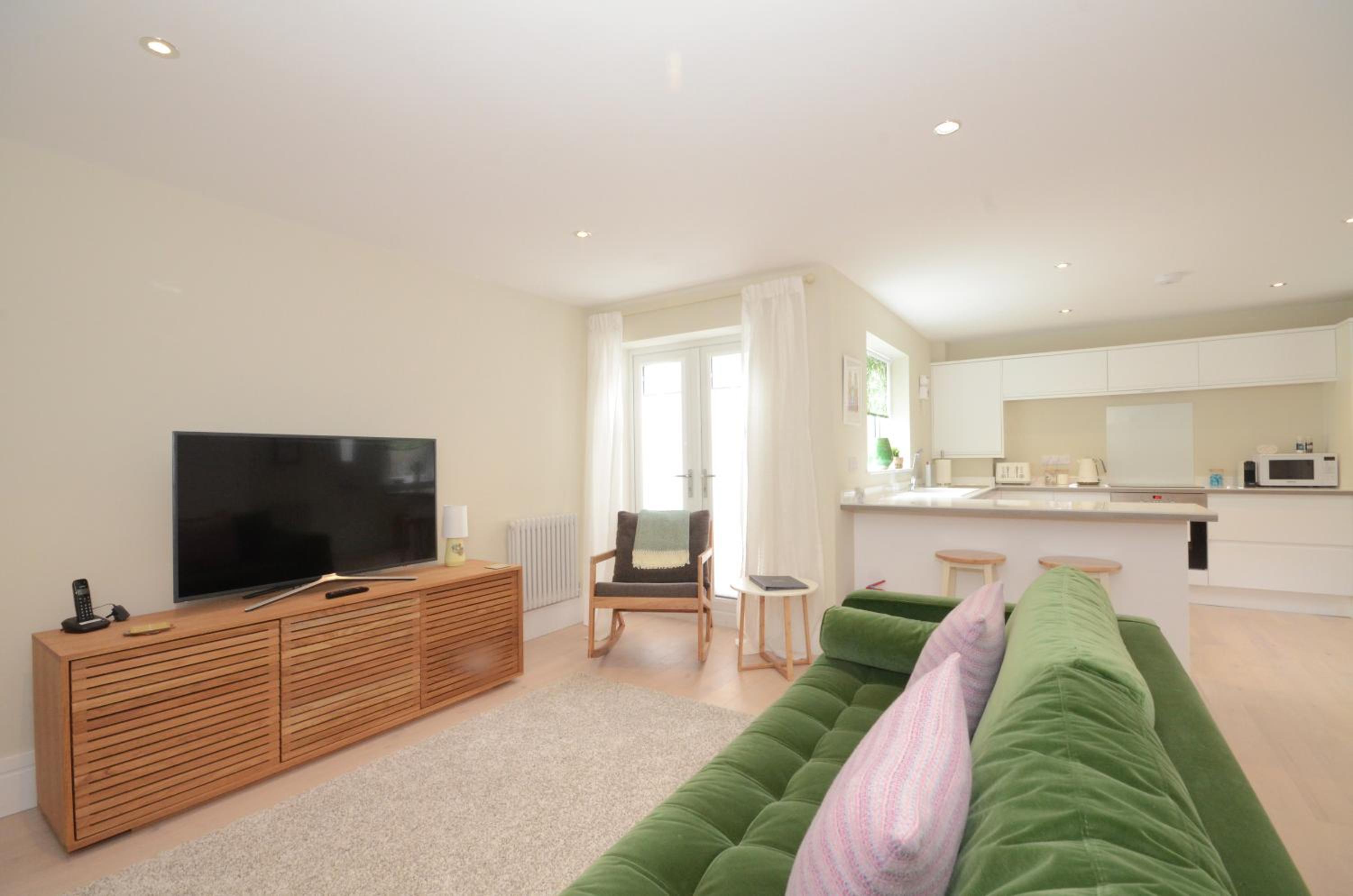 The Mews - 2 Bedroom Luxury, Spacious House With Free Parking photo 4