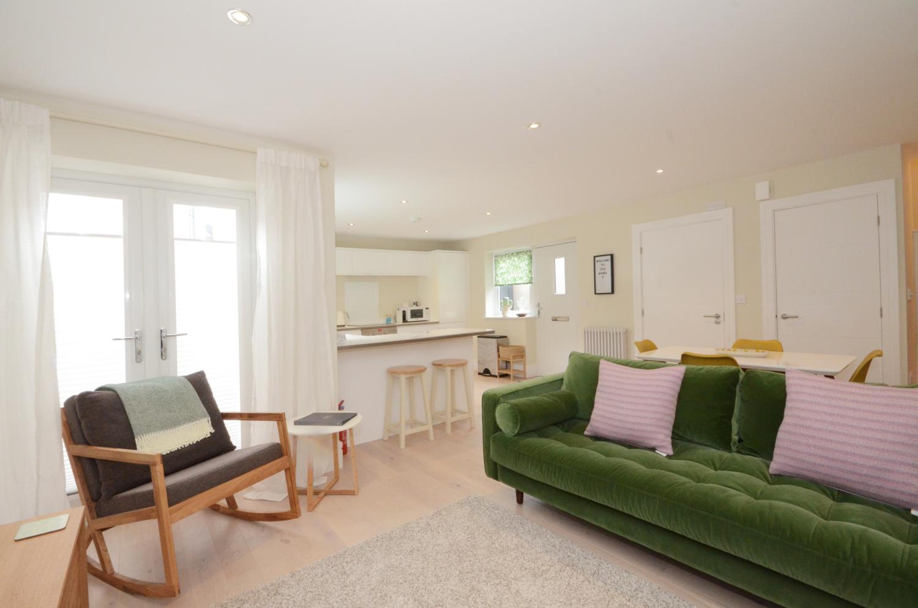 The Mews - 2 Bedroom Luxury, Spacious House With Free Parking photo 5