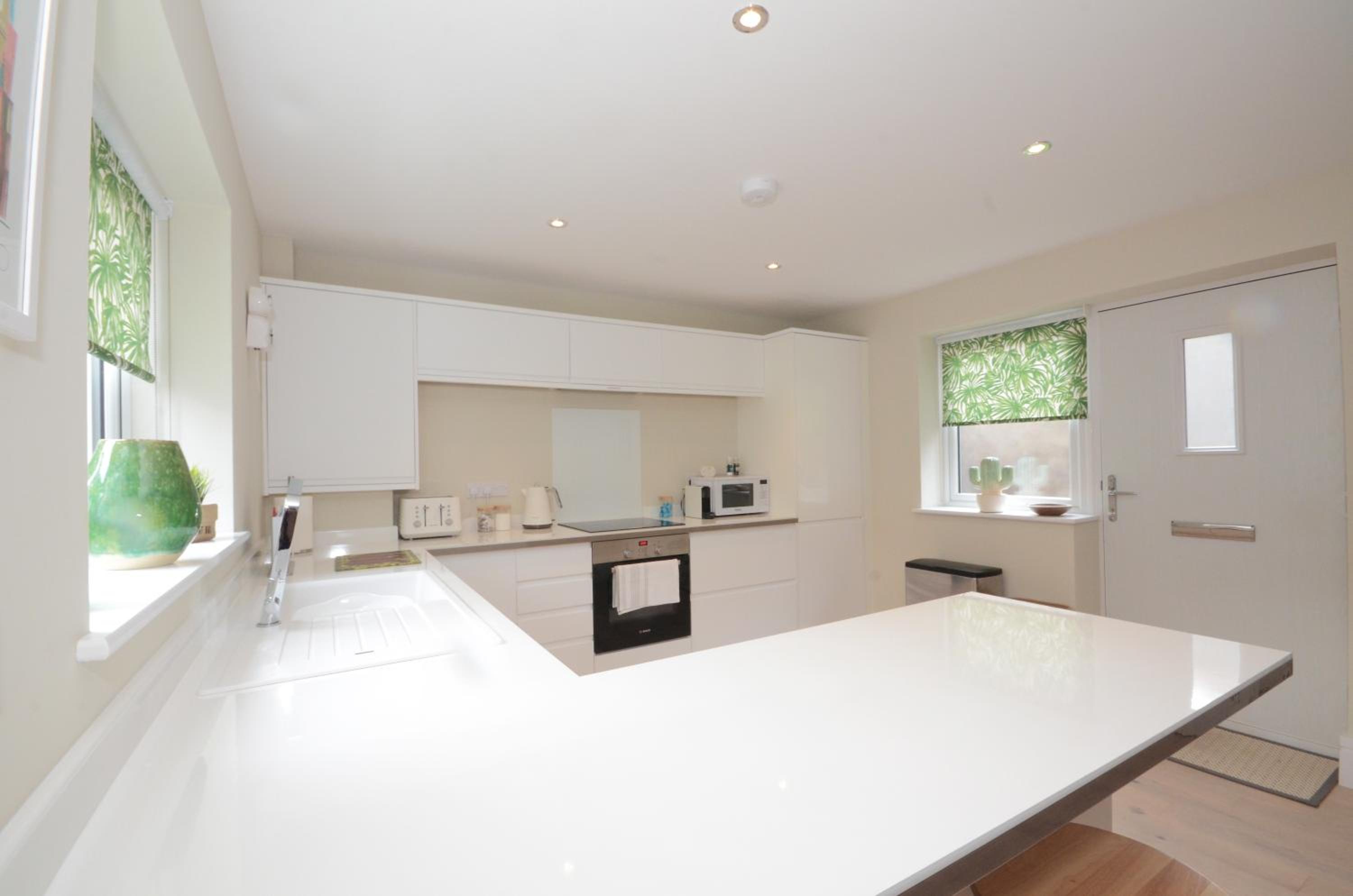 The Mews - 2 Bedroom Luxury, Spacious House With Free Parking photo 2