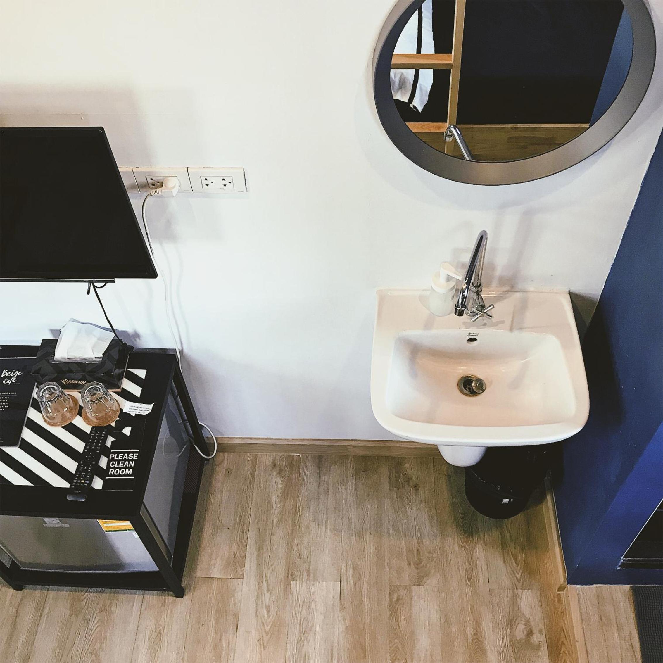 Beige Poshtels + Netflix