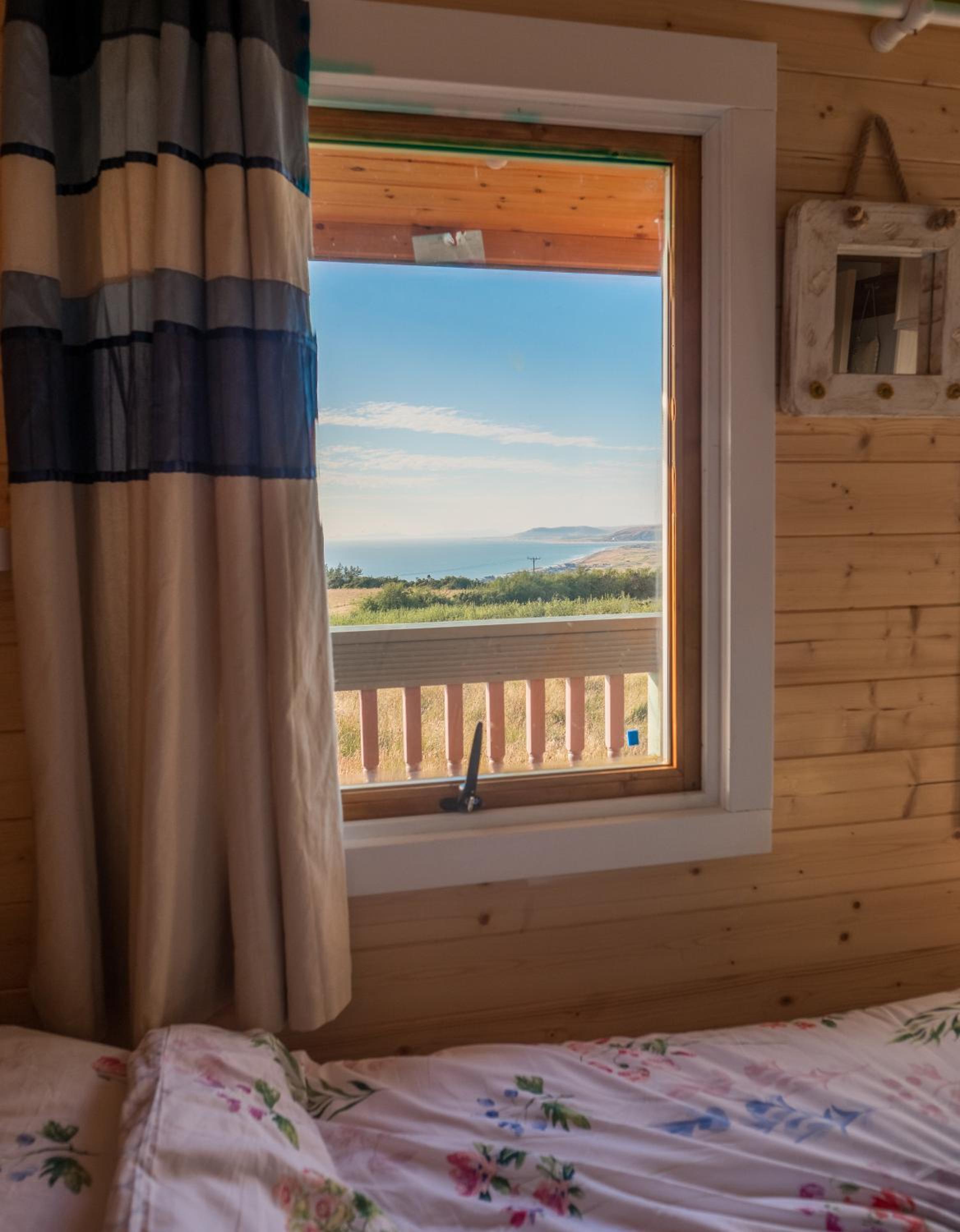 Enlli Fach cabin sleep's 2 adults and 2 children 2 dogs welcome not suitable for contract workers due to parking height restrictions view 5