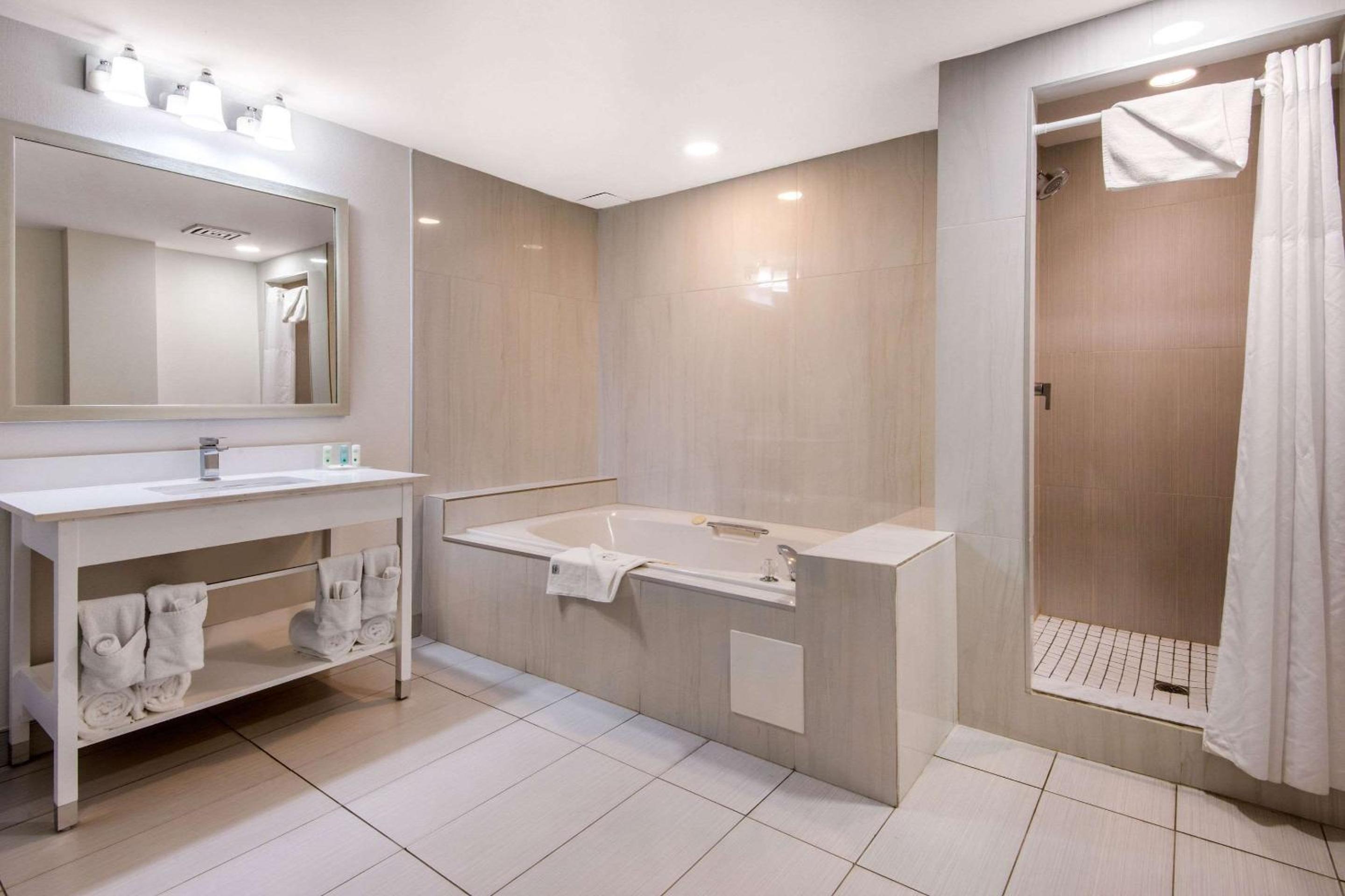 Orillia Vacations - Quality Inn  Conference Centre - Property Image 3