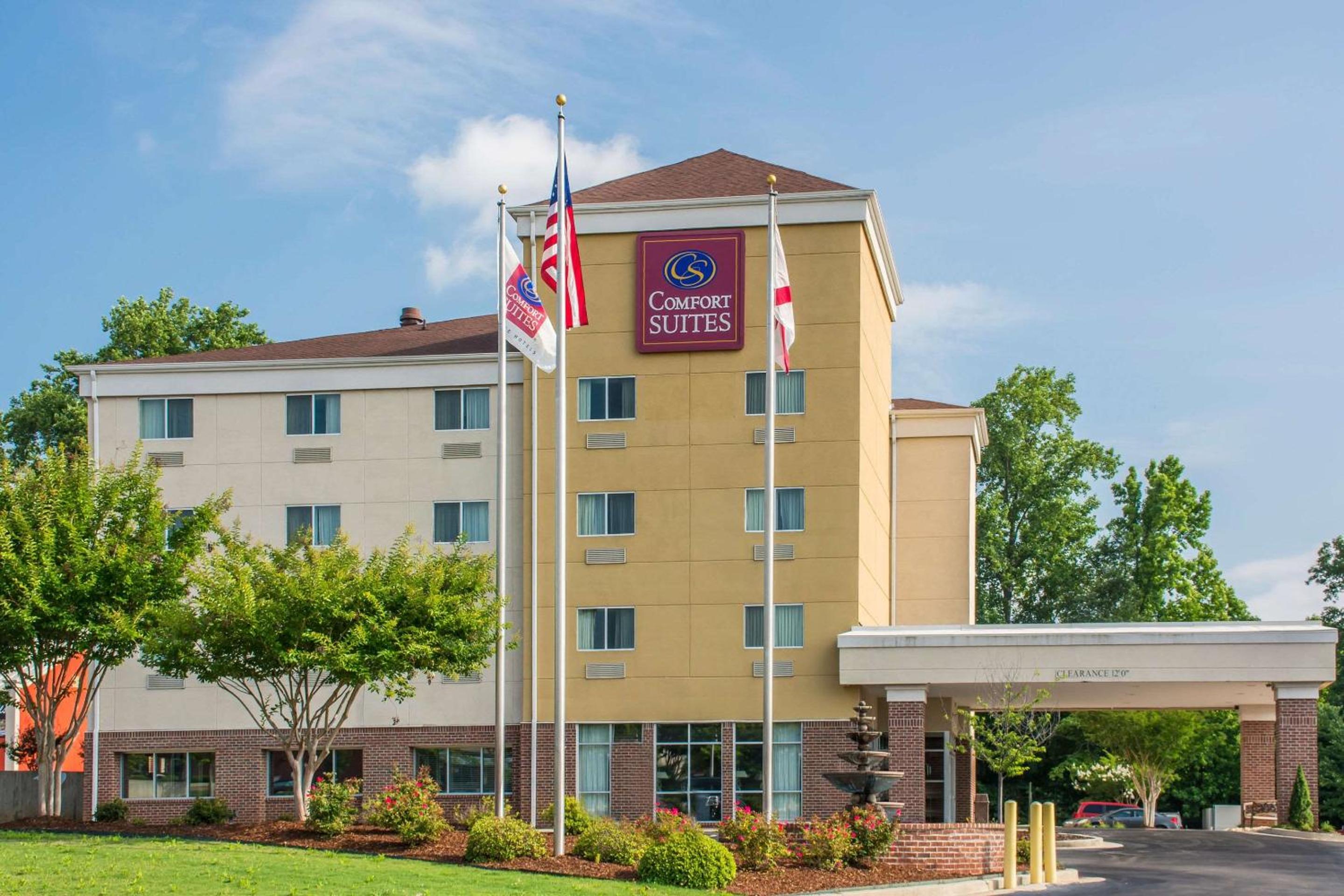 Hotel Comfort Suites Huntsville MidCity District at Research Park - Image 1
