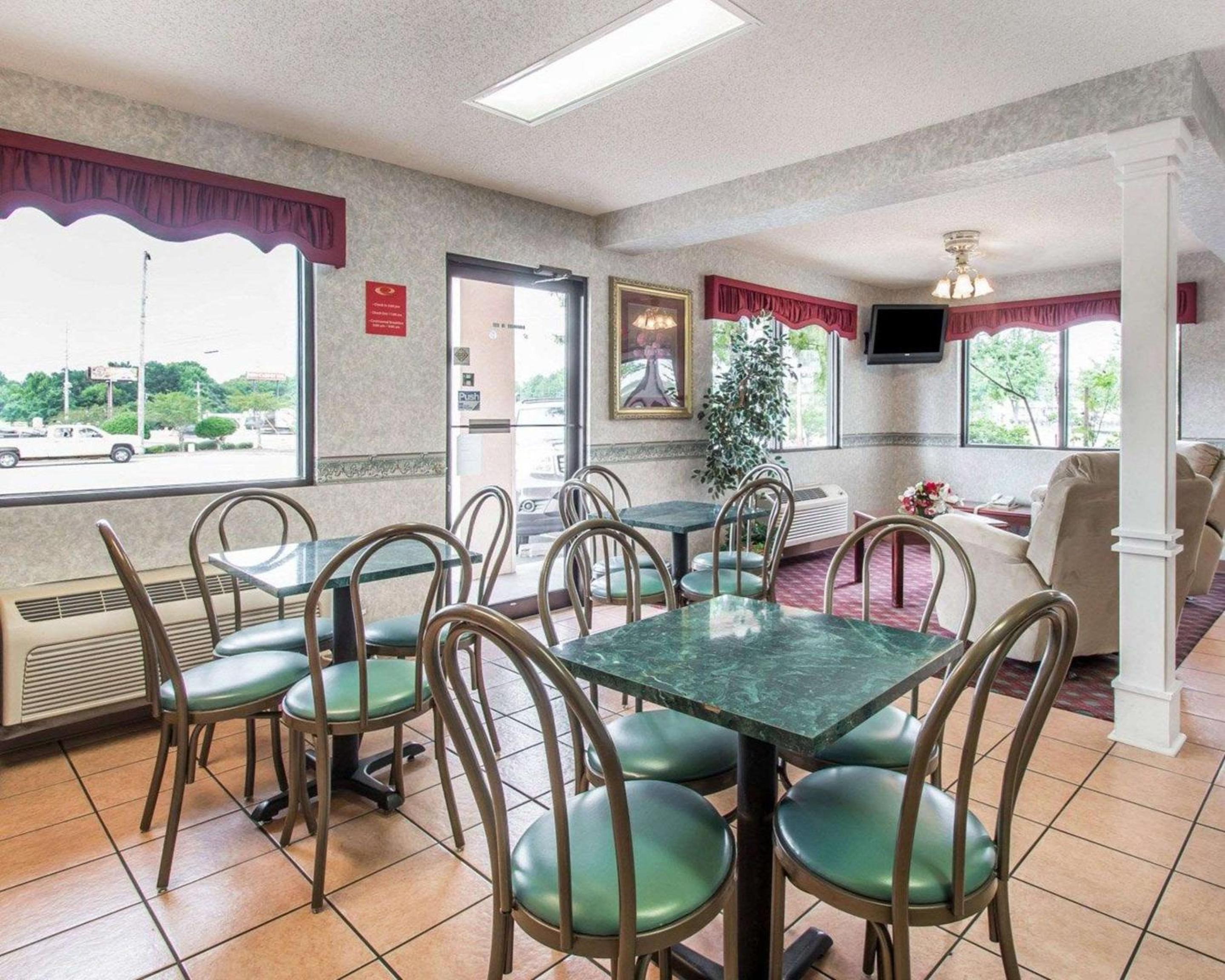 Econo Lodge Dothan West view 2