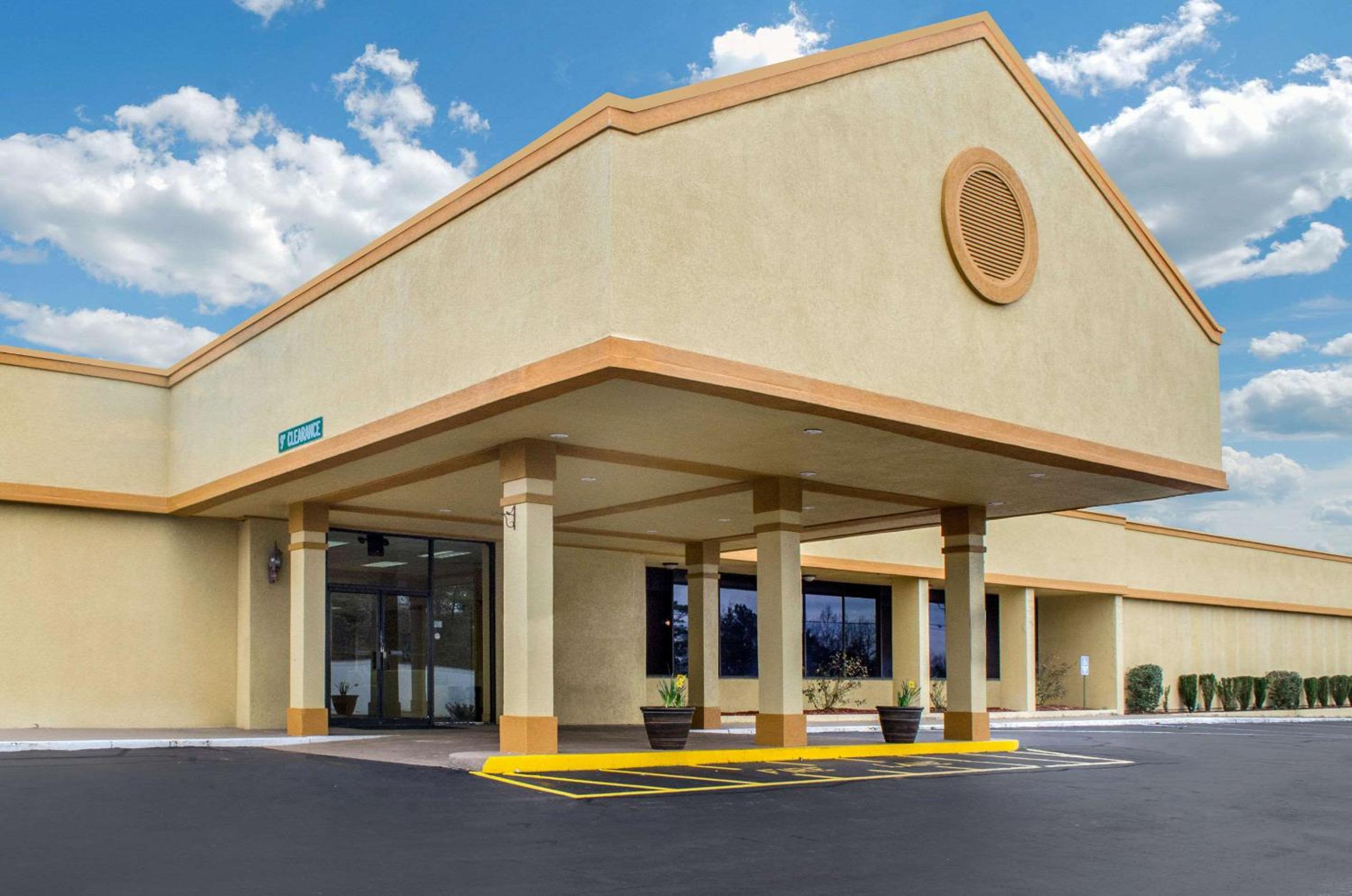 Troy Vacations - Quality Inn University Area - Property Image 1