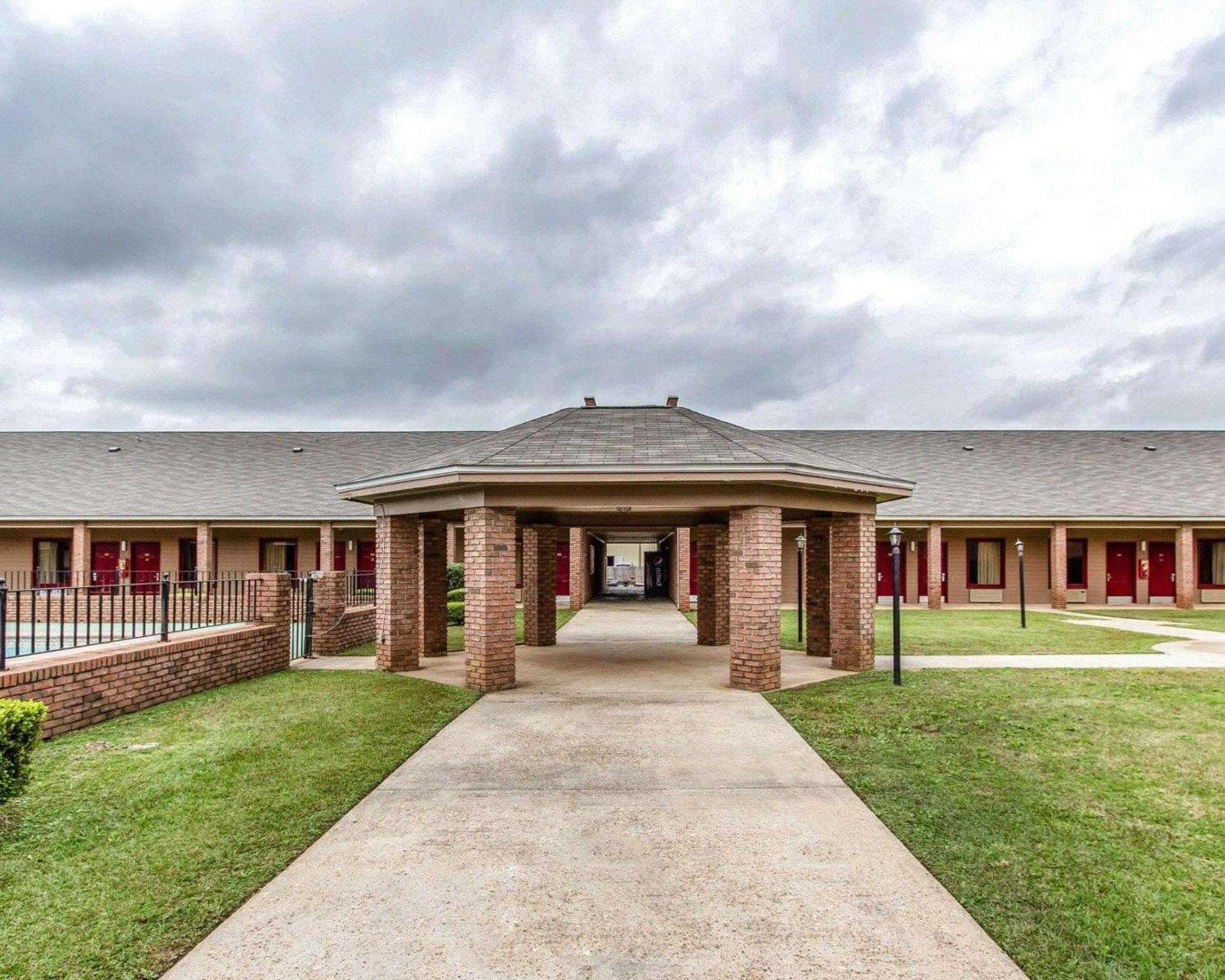 Econo Lodge Inn & Suites Enterprise view 5