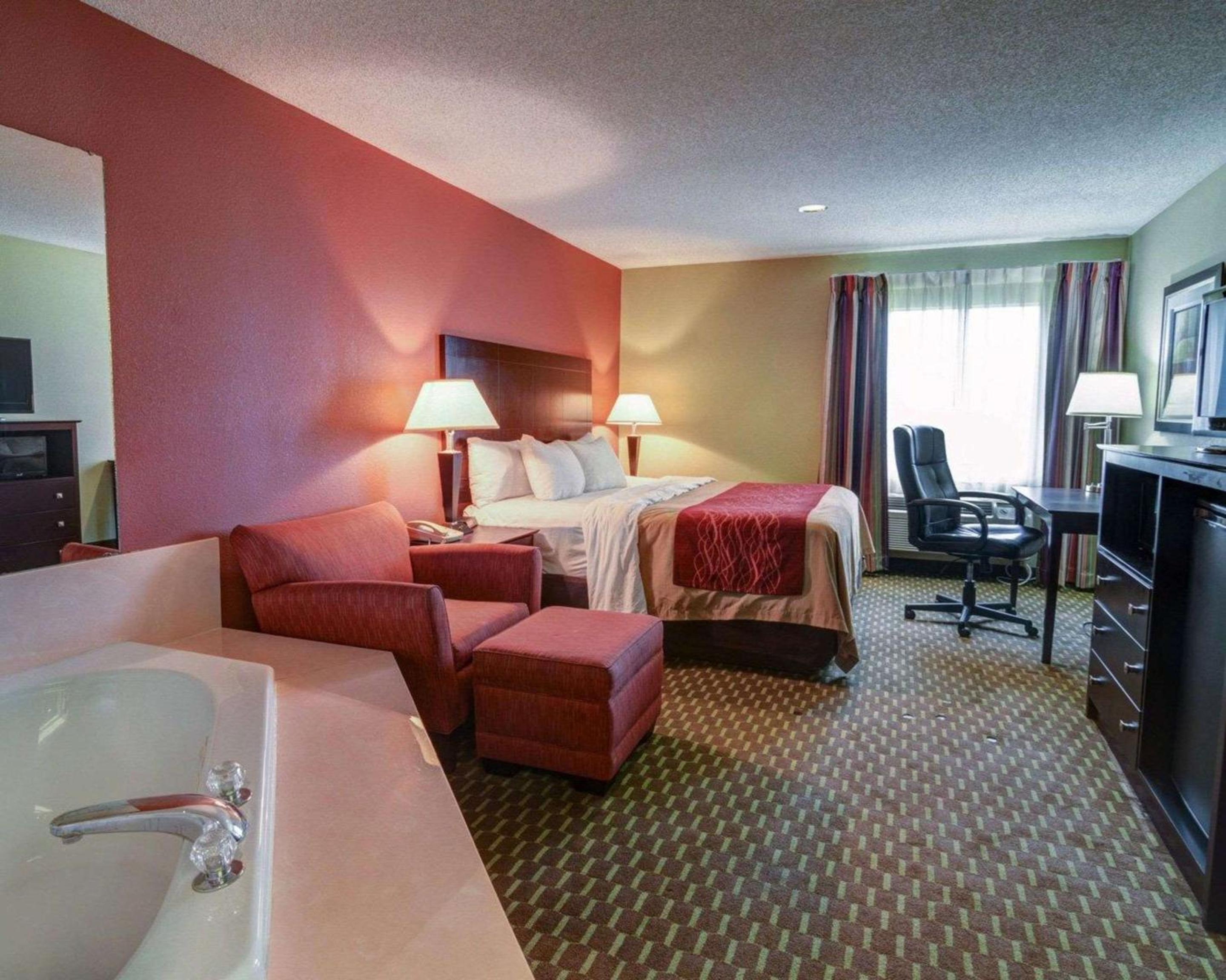 Pine Bluff Vacations - Quality Inn  Suites Pine Bluff - Property Image 8
