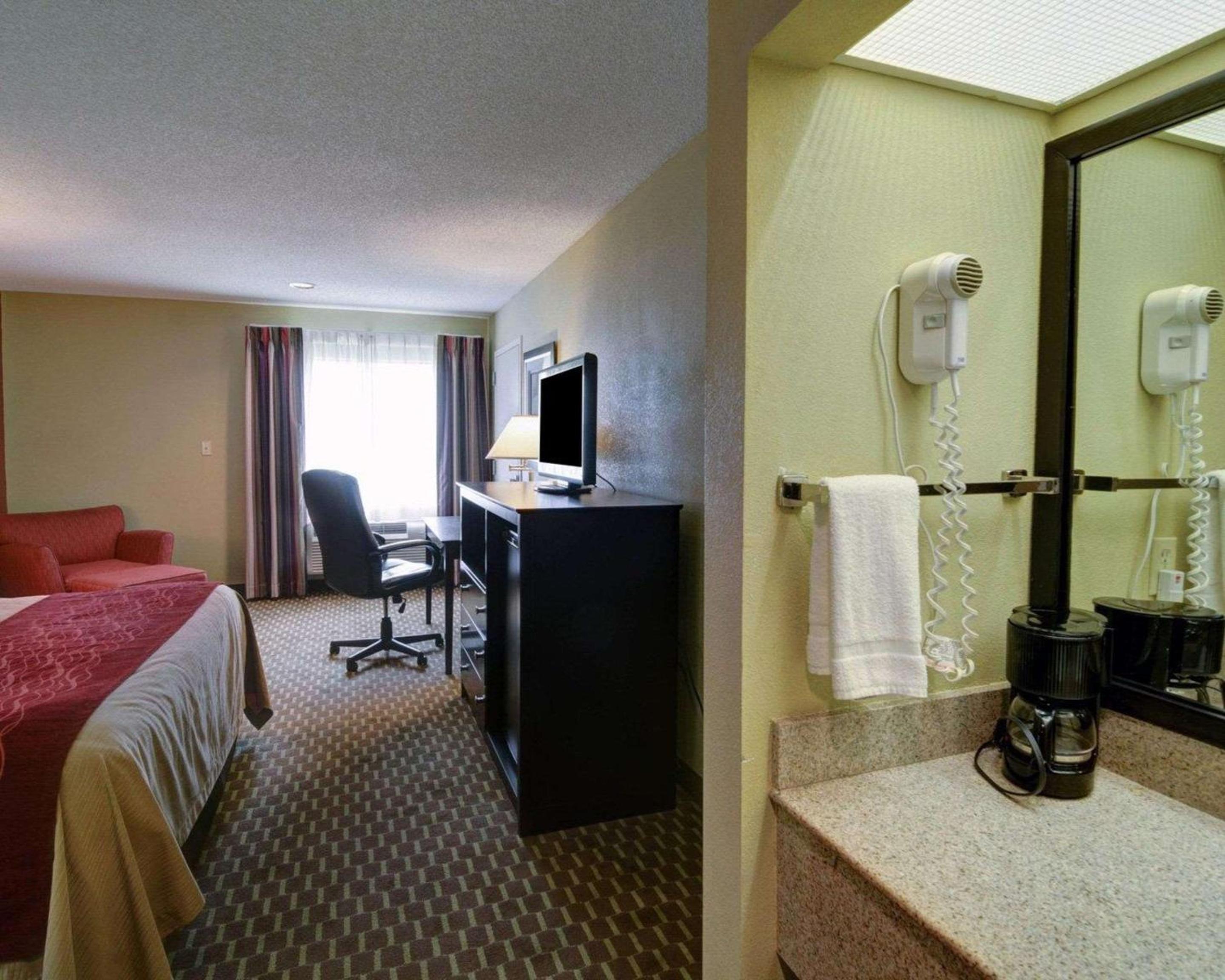 Pine Bluff Vacations - Quality Inn  Suites Pine Bluff - Property Image 12