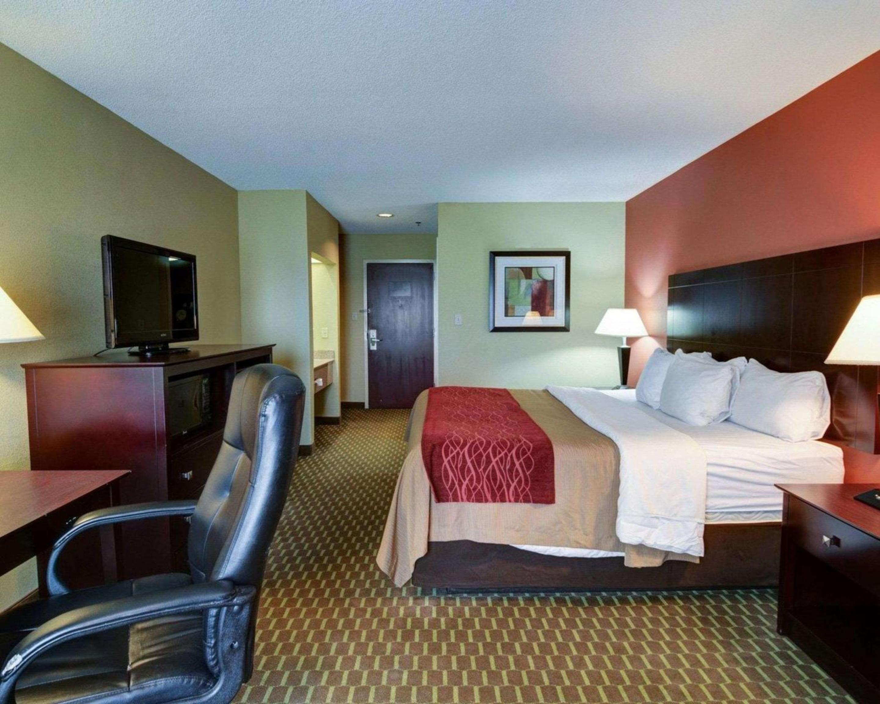 Pine Bluff Vacations - Quality Inn  Suites Pine Bluff - Property Image 10