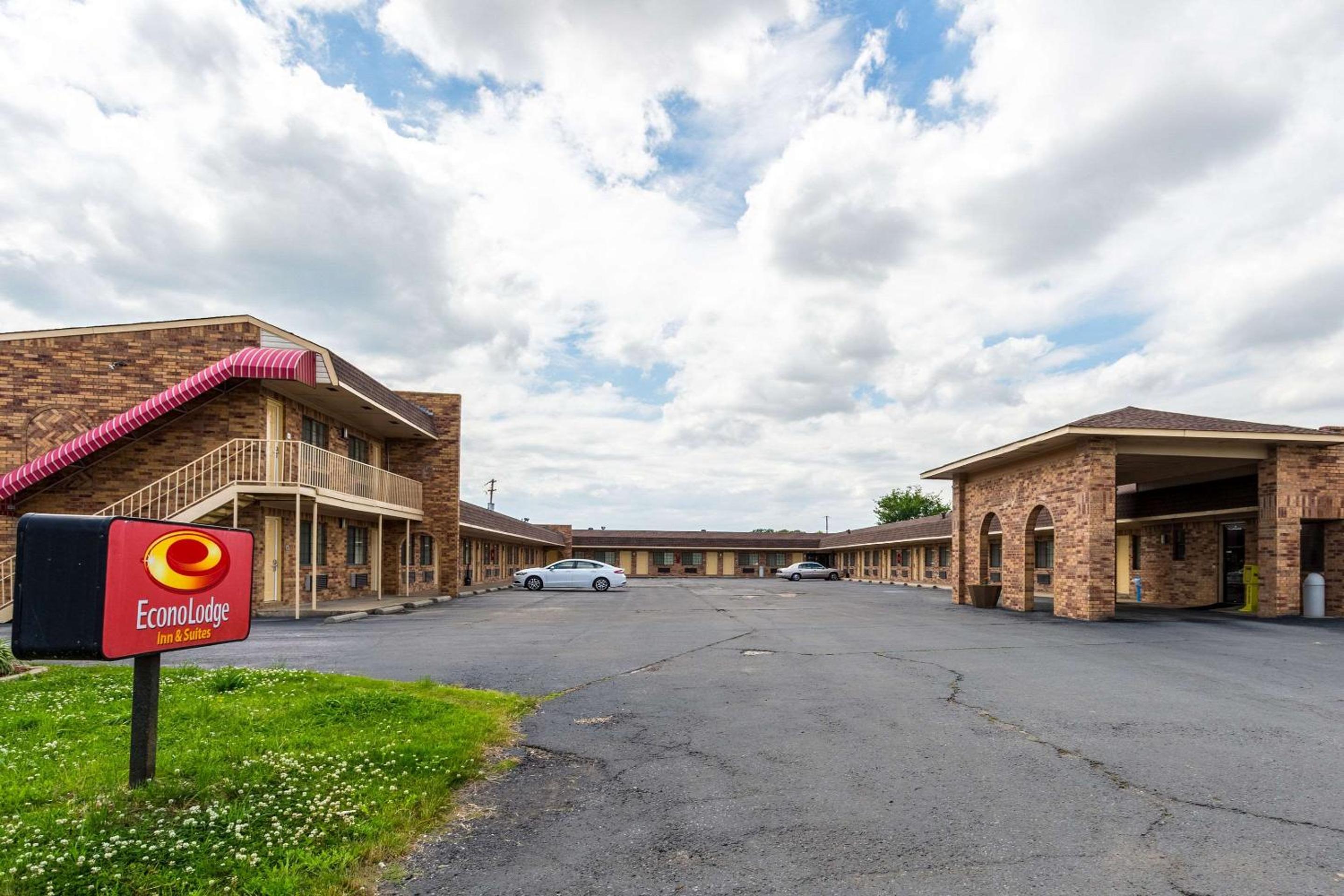 Forrest City Vacations - Econo Lodge  Suites Brinkley - Property Image 1