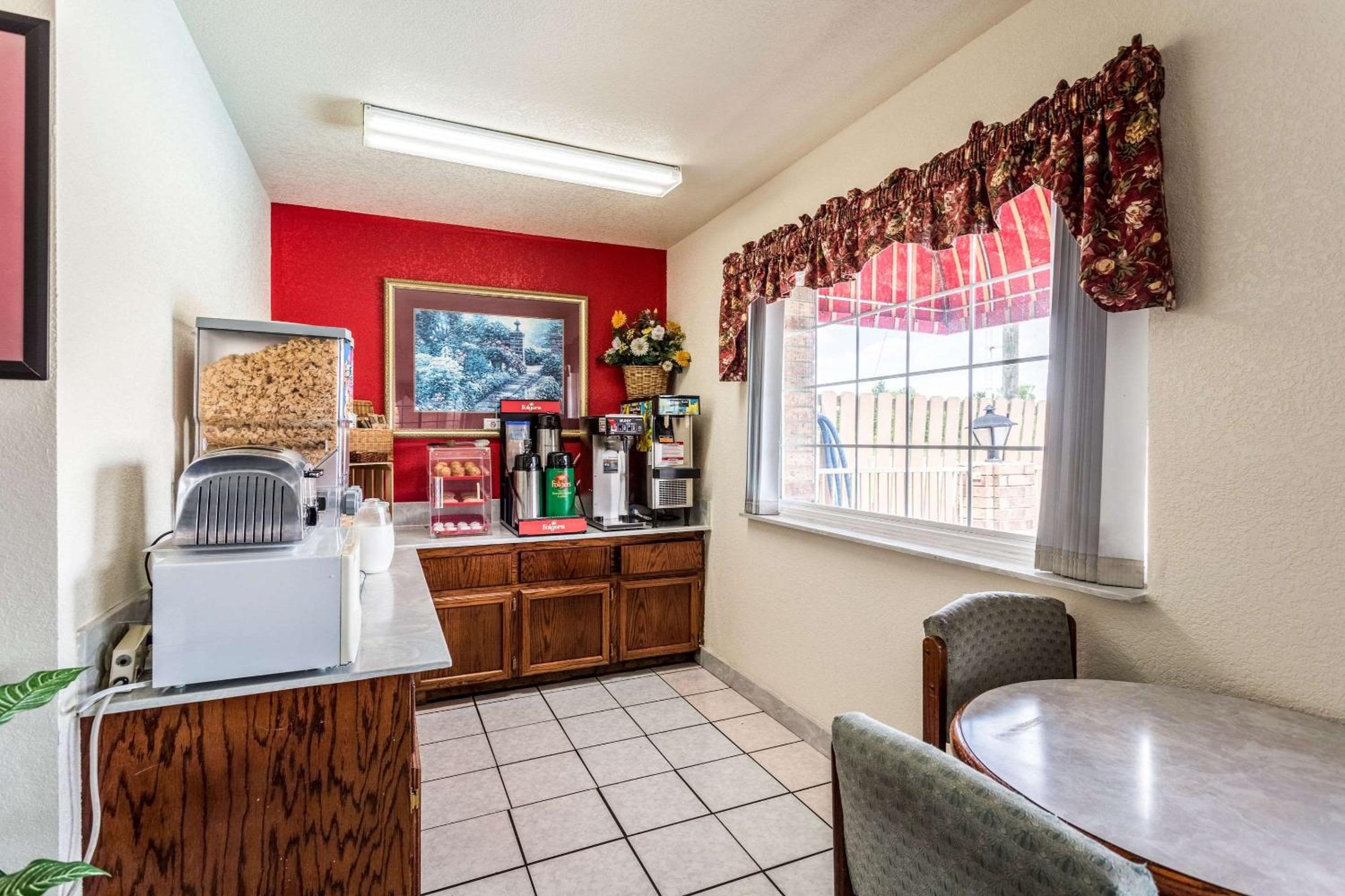 Econo Lodge & Suites Brinkley view 4