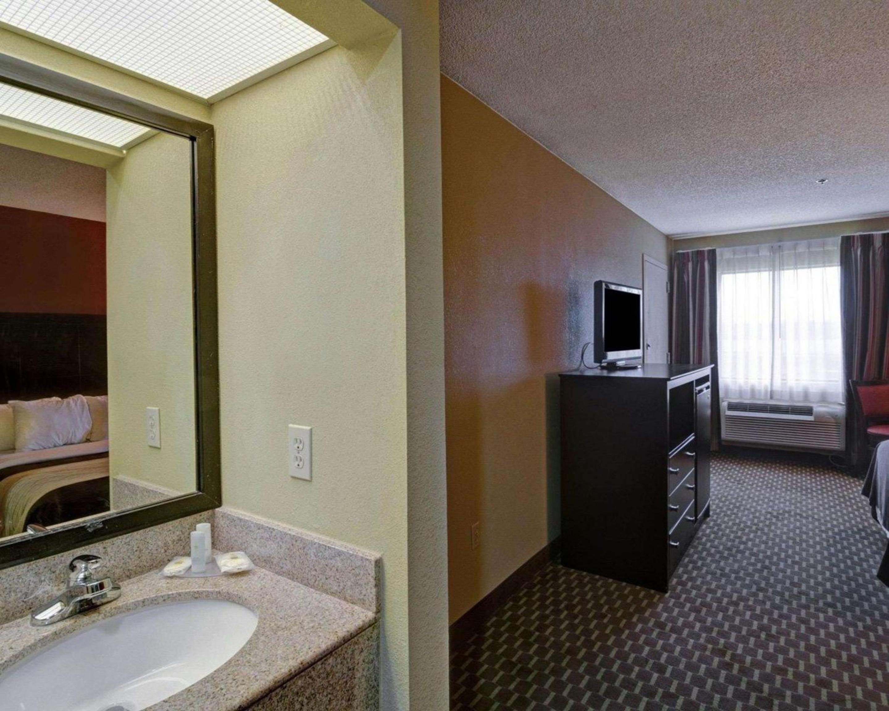 Pine Bluff Vacations - Quality Inn  Suites Pine Bluff - Property Image 9