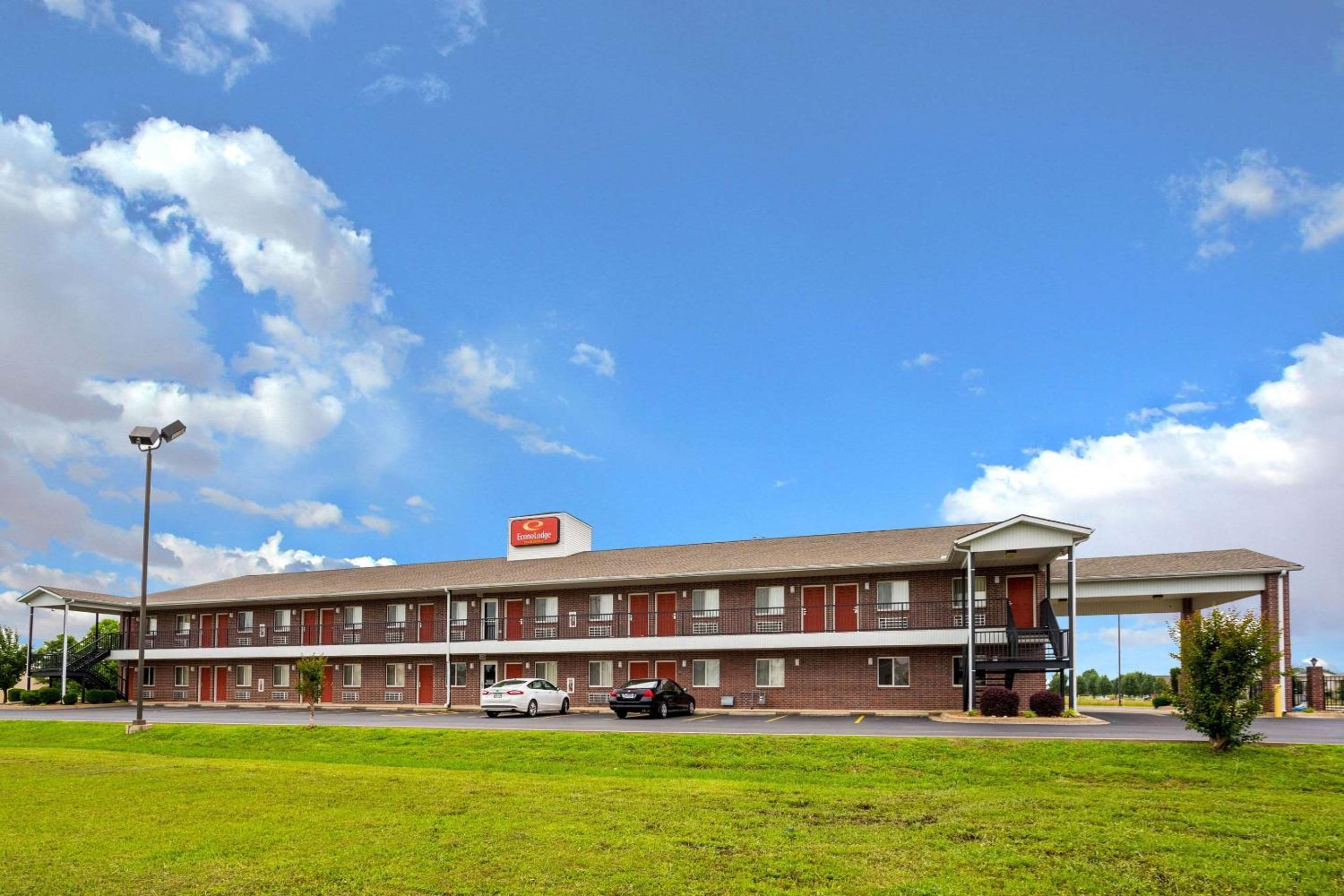Searcy Vacations - Econo Lodge Inn  Suites Searcy - Property Image 1