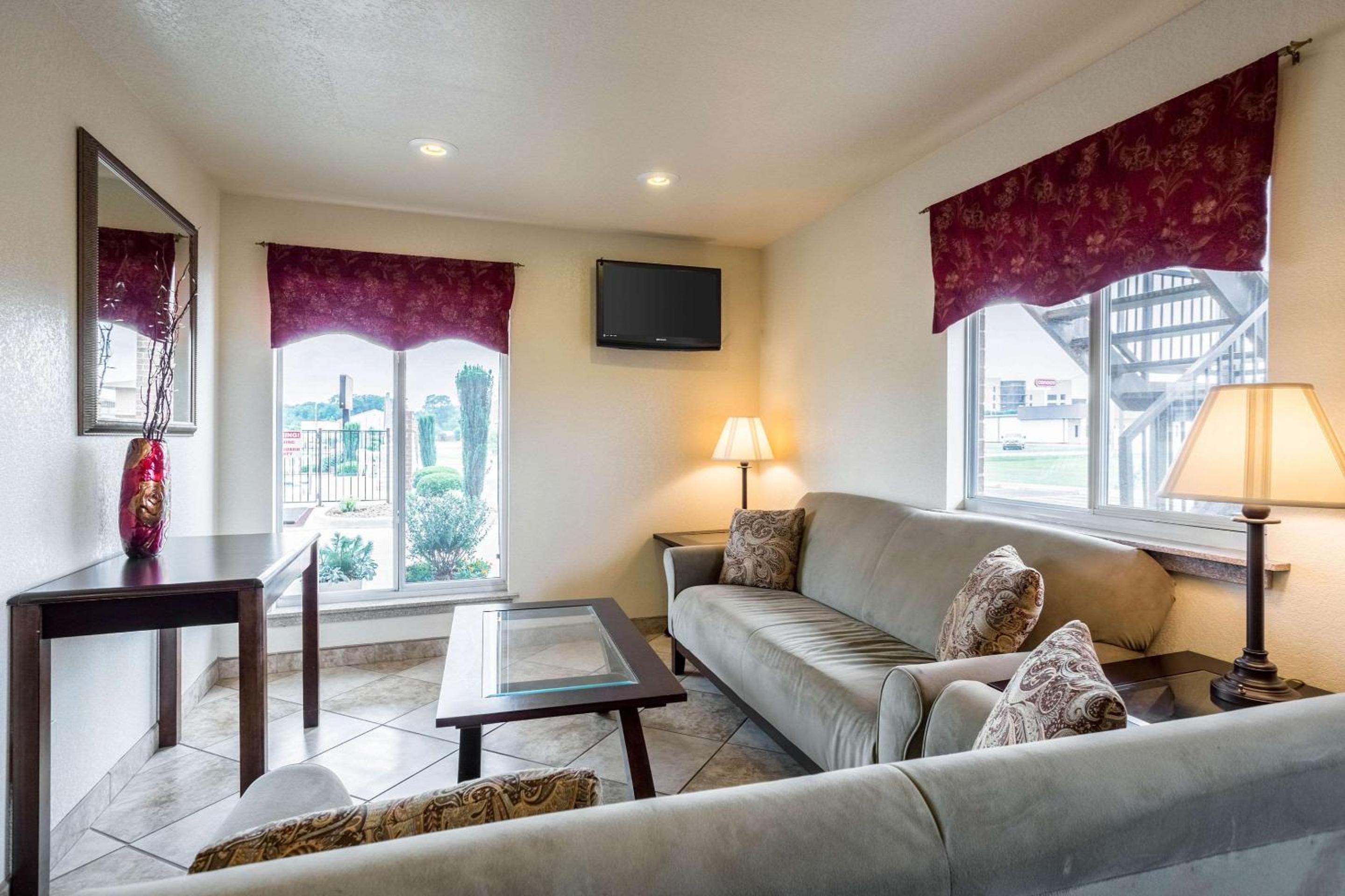 Searcy Vacations - Econo Lodge Inn  Suites Searcy - Property Image 4