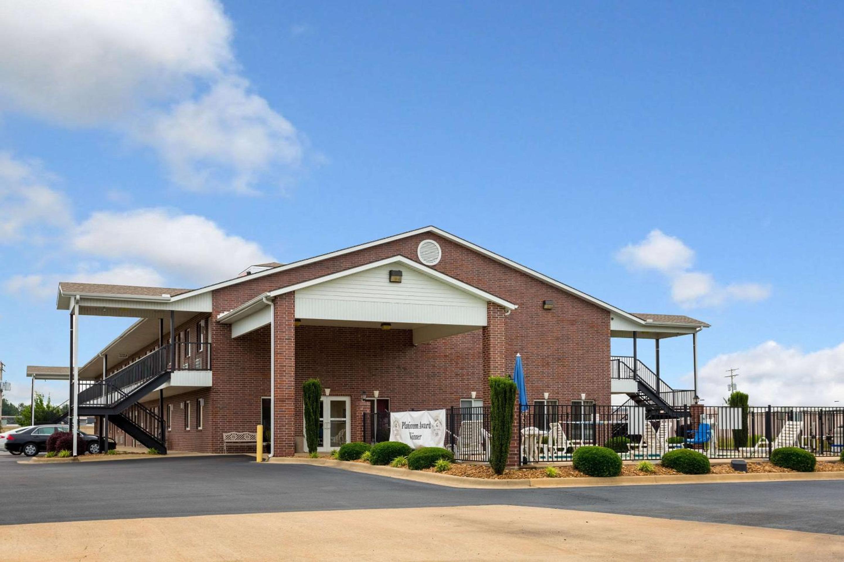 Searcy Vacations - Econo Lodge Inn  Suites Searcy - Property Image 2