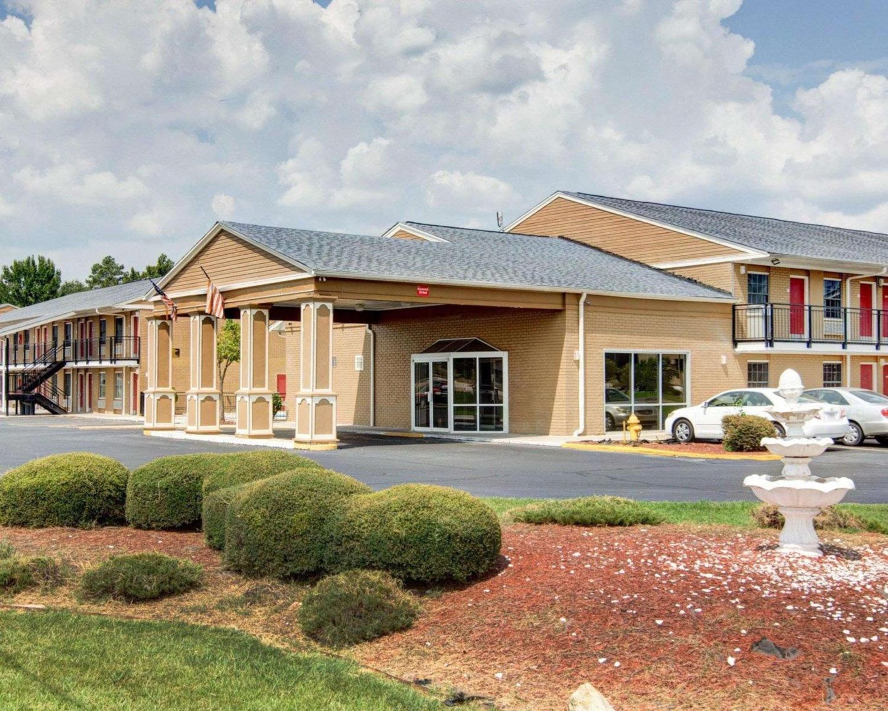 Pine Bluff Vacations - Econo Lodge Pine Bluff - Property Image 2
