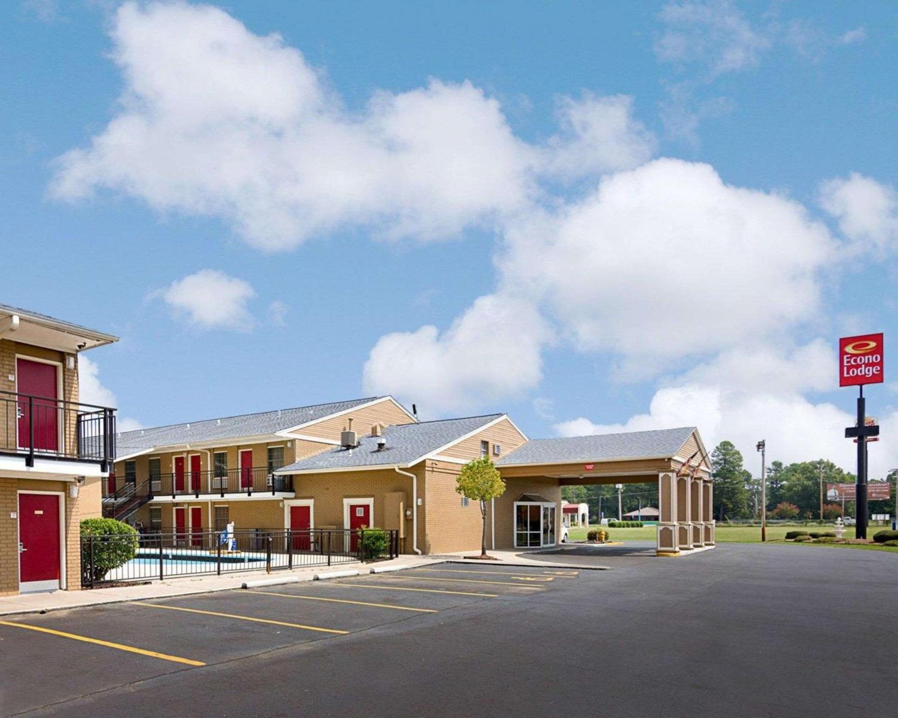 Pine Bluff Vacations - Econo Lodge Pine Bluff - Property Image 3