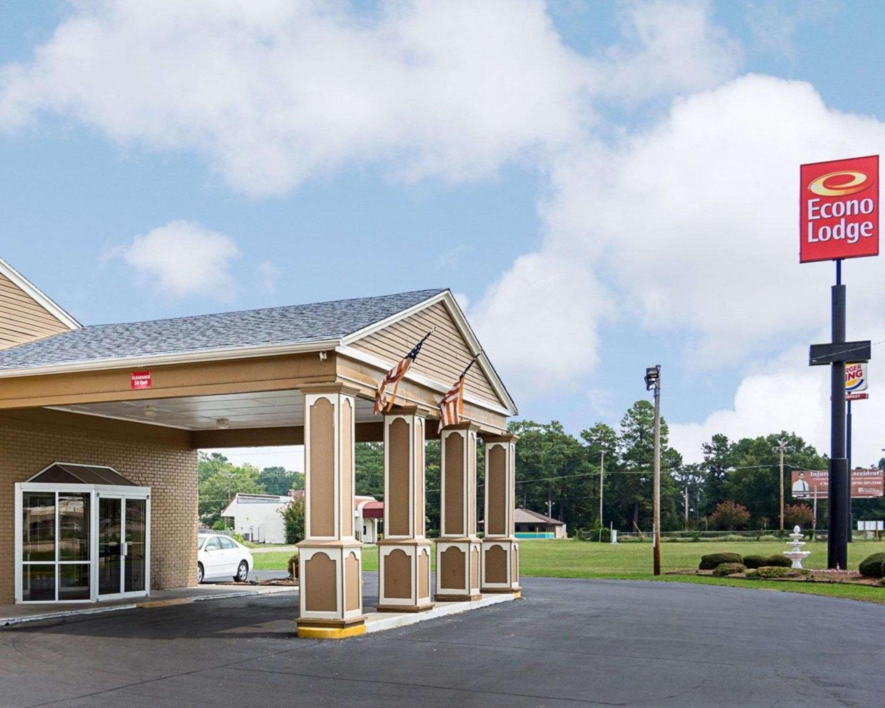 Pine Bluff Vacations - Econo Lodge Pine Bluff - Property Image 4