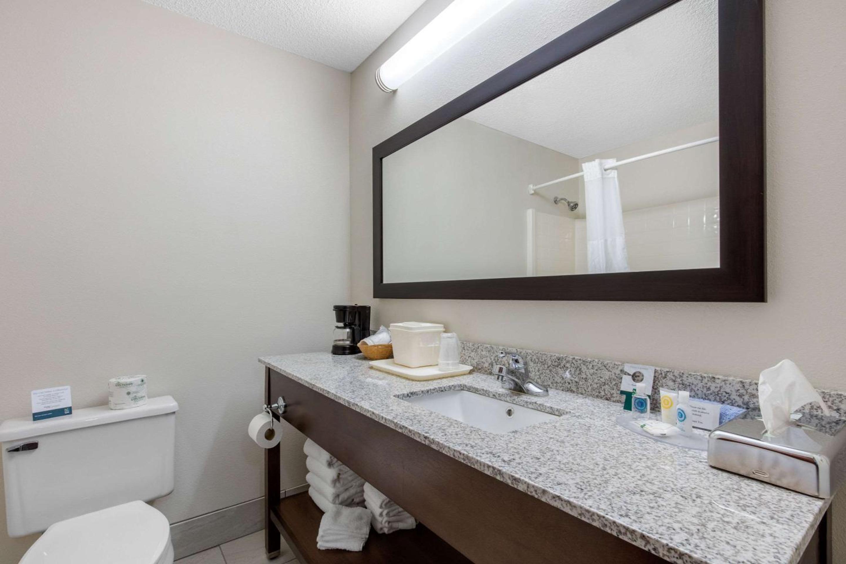 Mountain Home Vacations - Quality Inn  Suites Mountain Home North - Property Image 4