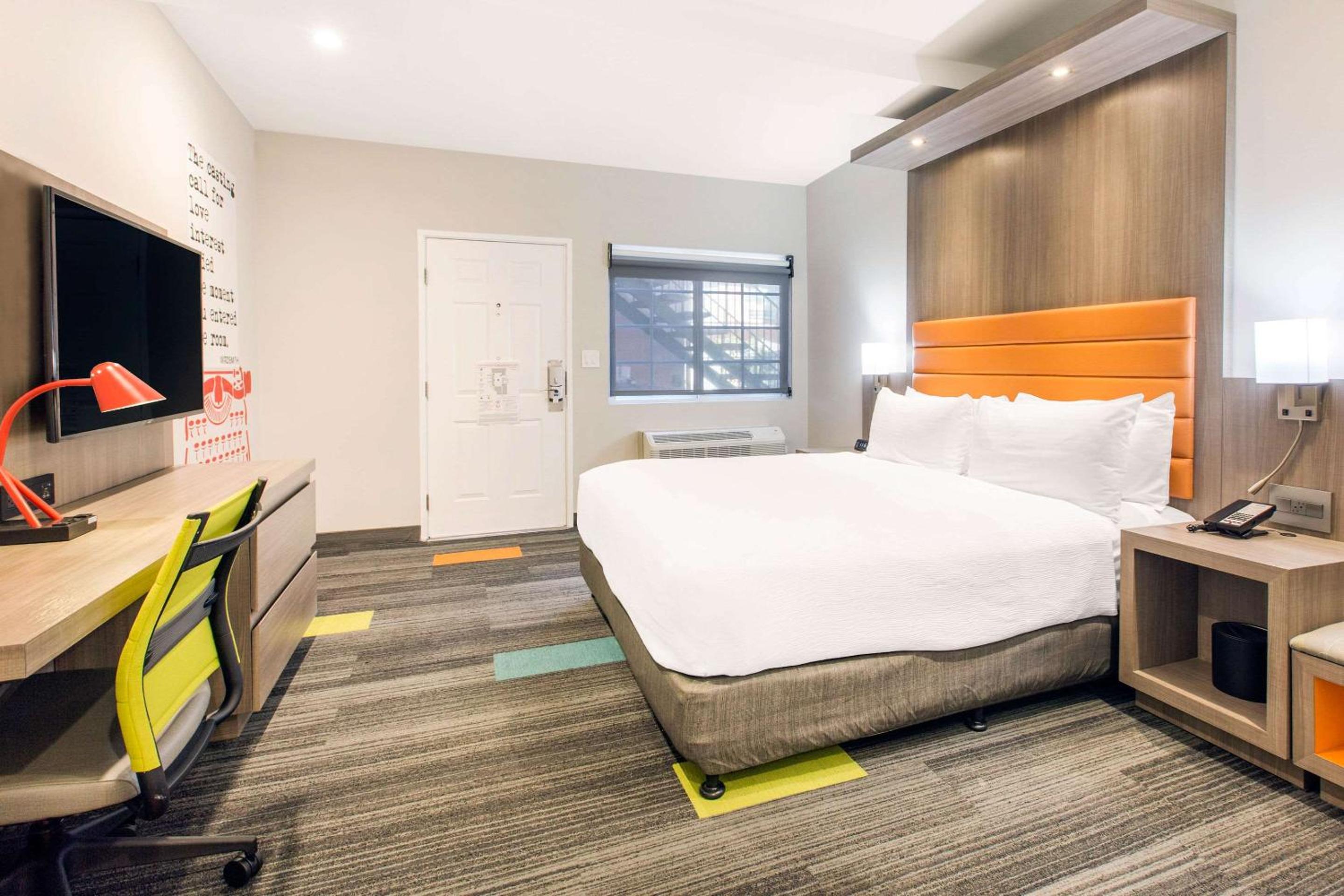 Rodeway Inn near Melrose Ave 3