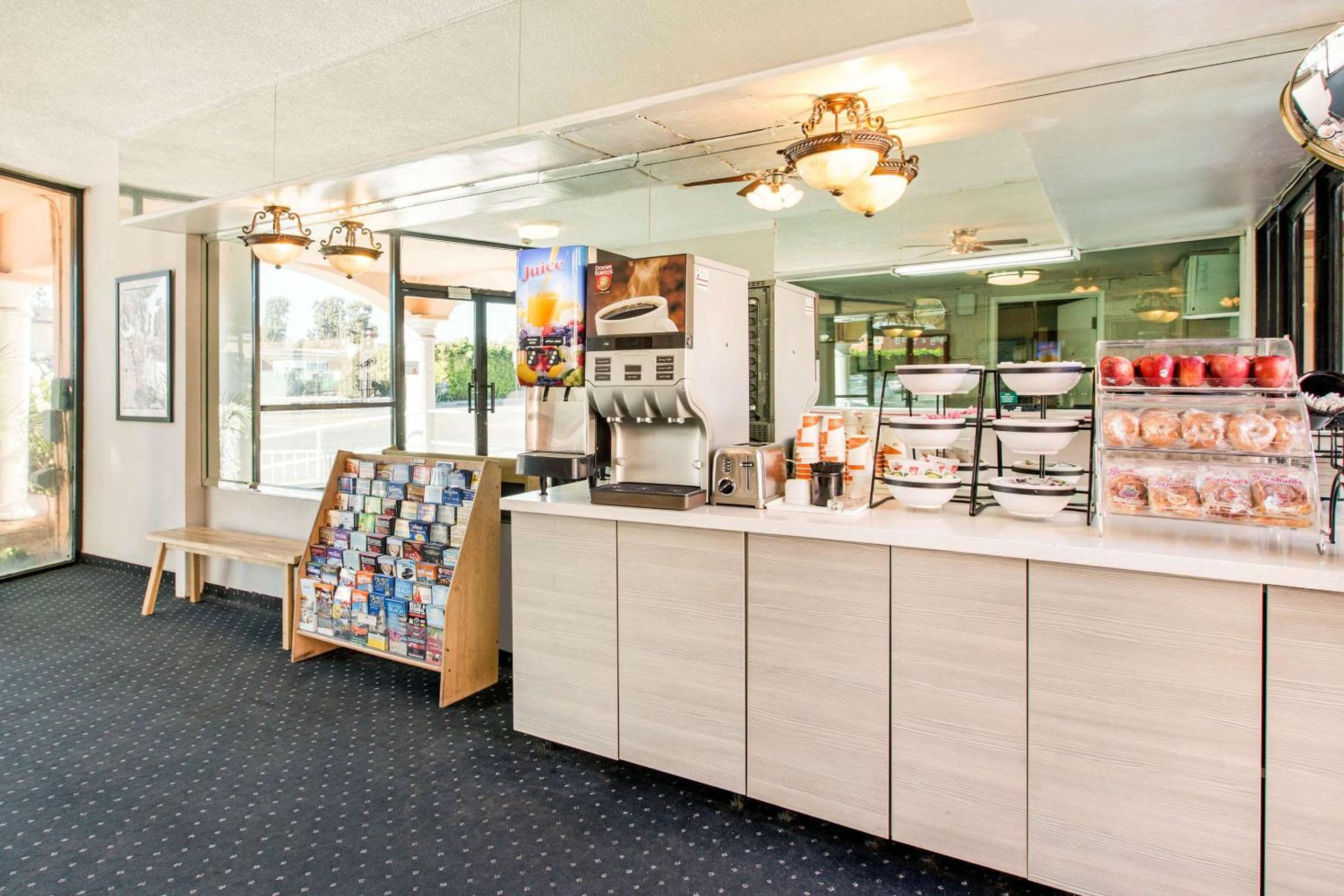 Rodeway Inn near Melrose Ave