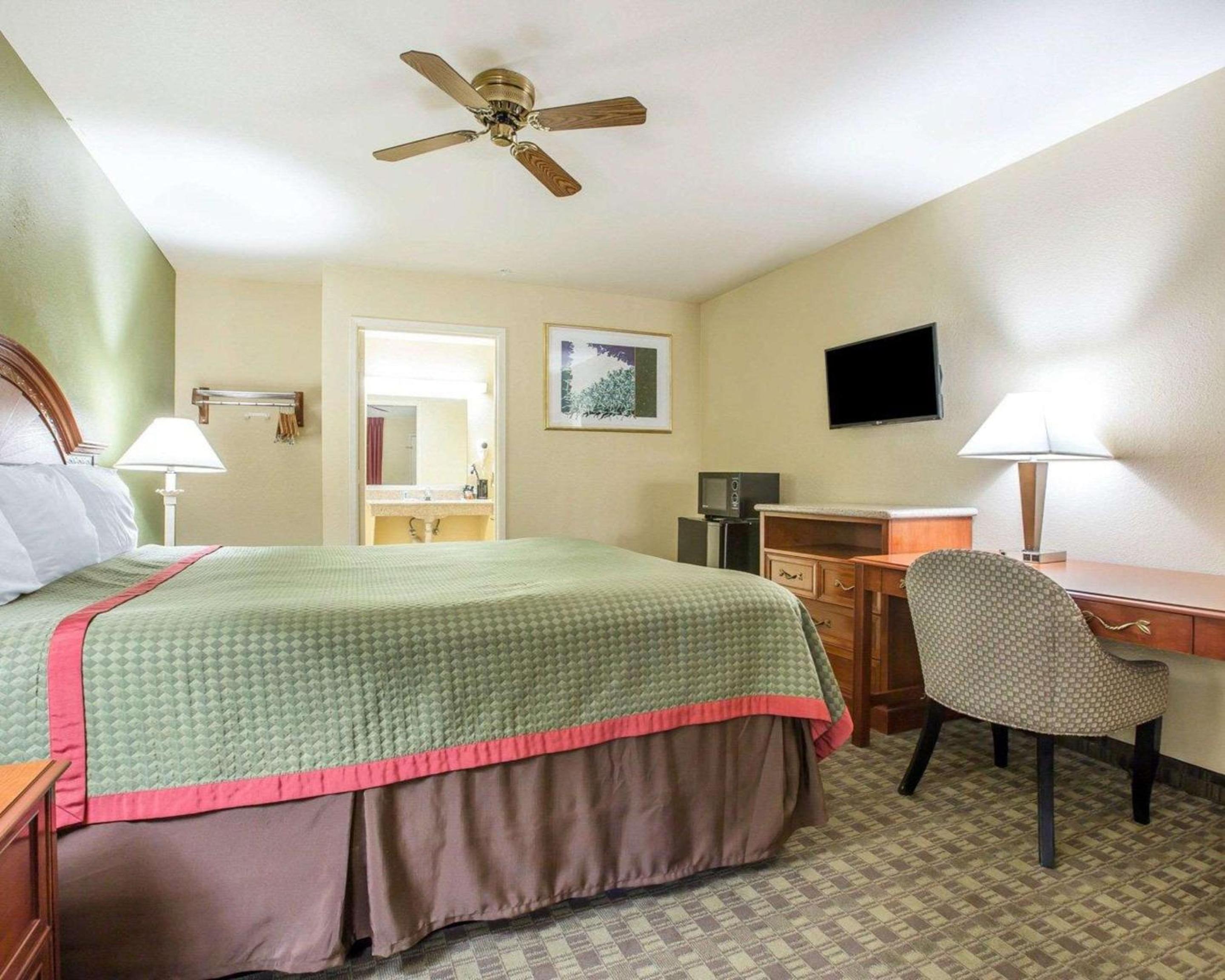 Rodeway Inn Delano view 5