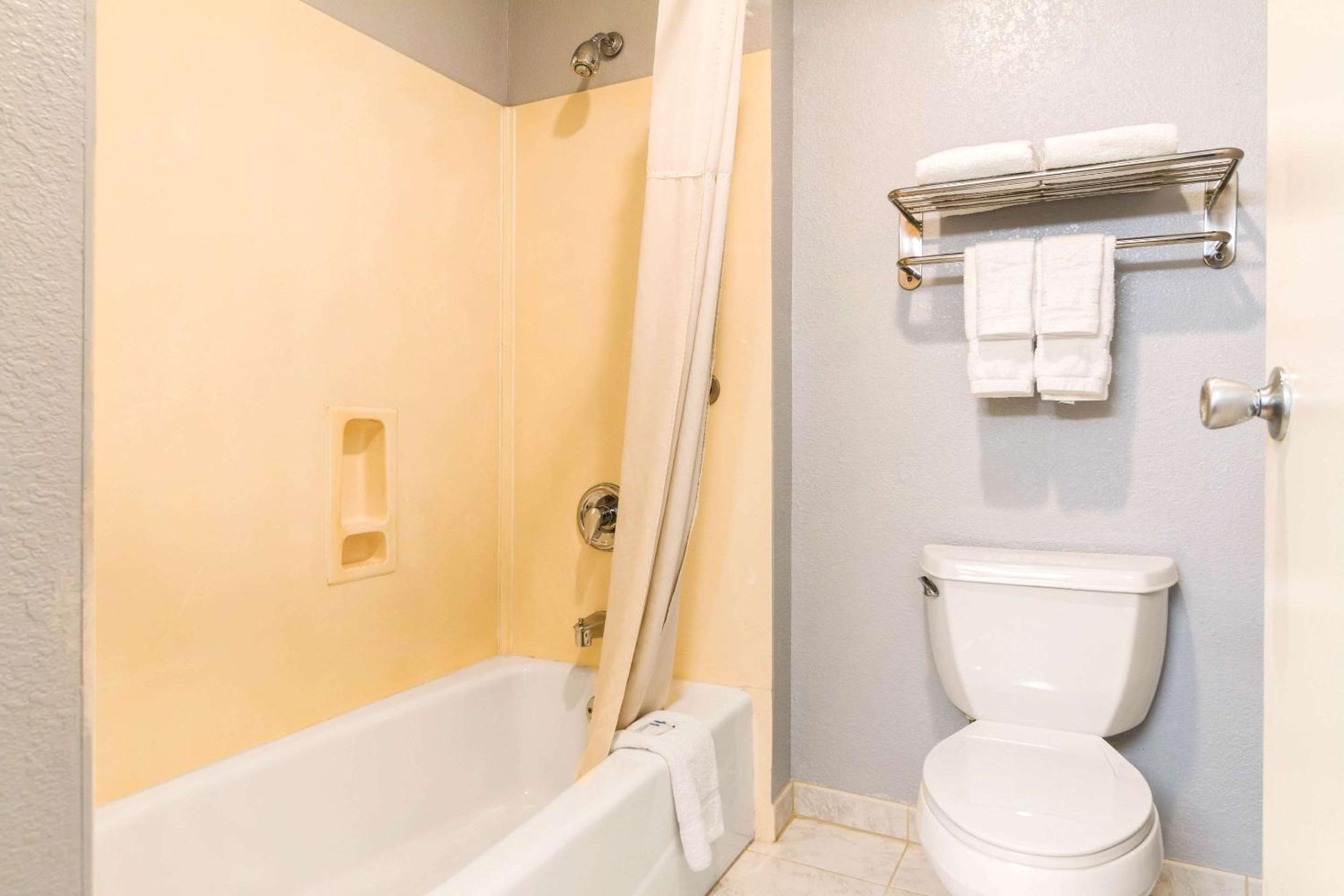 Auburn Vacations - Rodeway Inn - Property Image 2