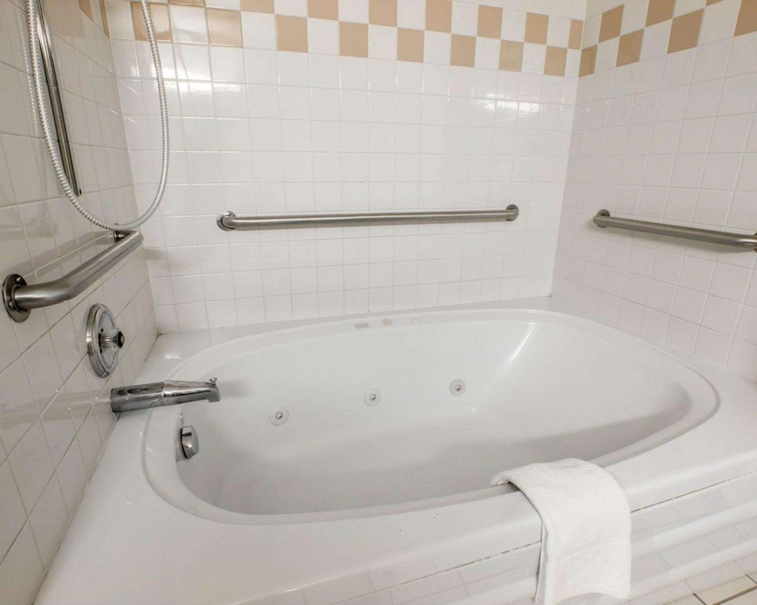 Quality Suites San Diego Otay Mesa - Property Image 2
