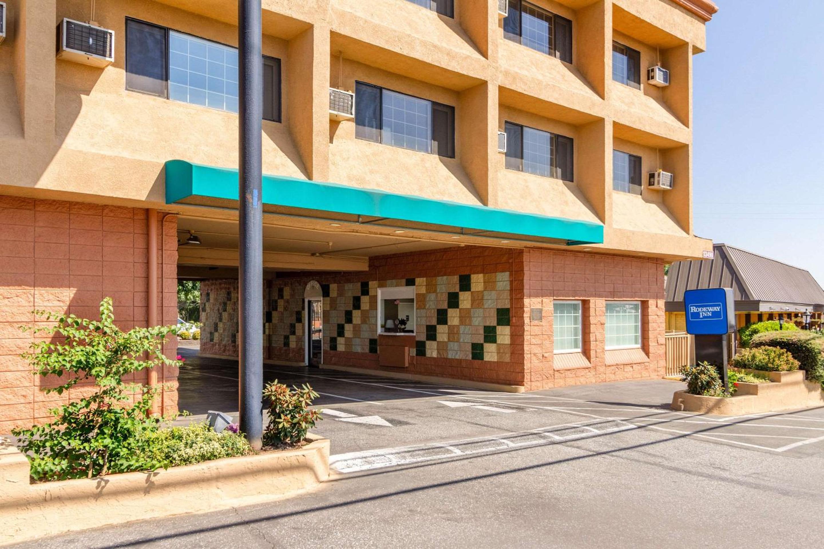 Auburn Vacations - Rodeway Inn - Property Image 5