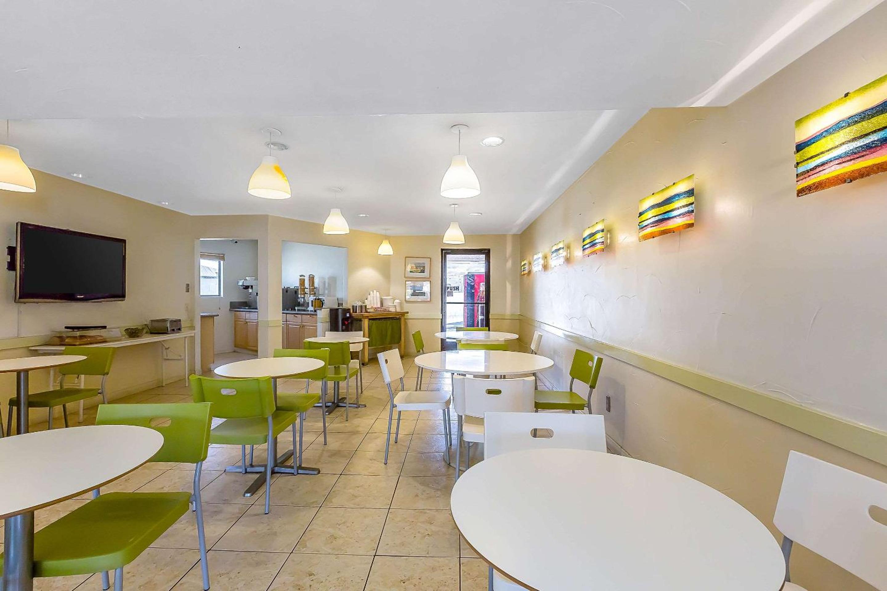 Rodeway Inn Magic Mountain Area - Property Image 20