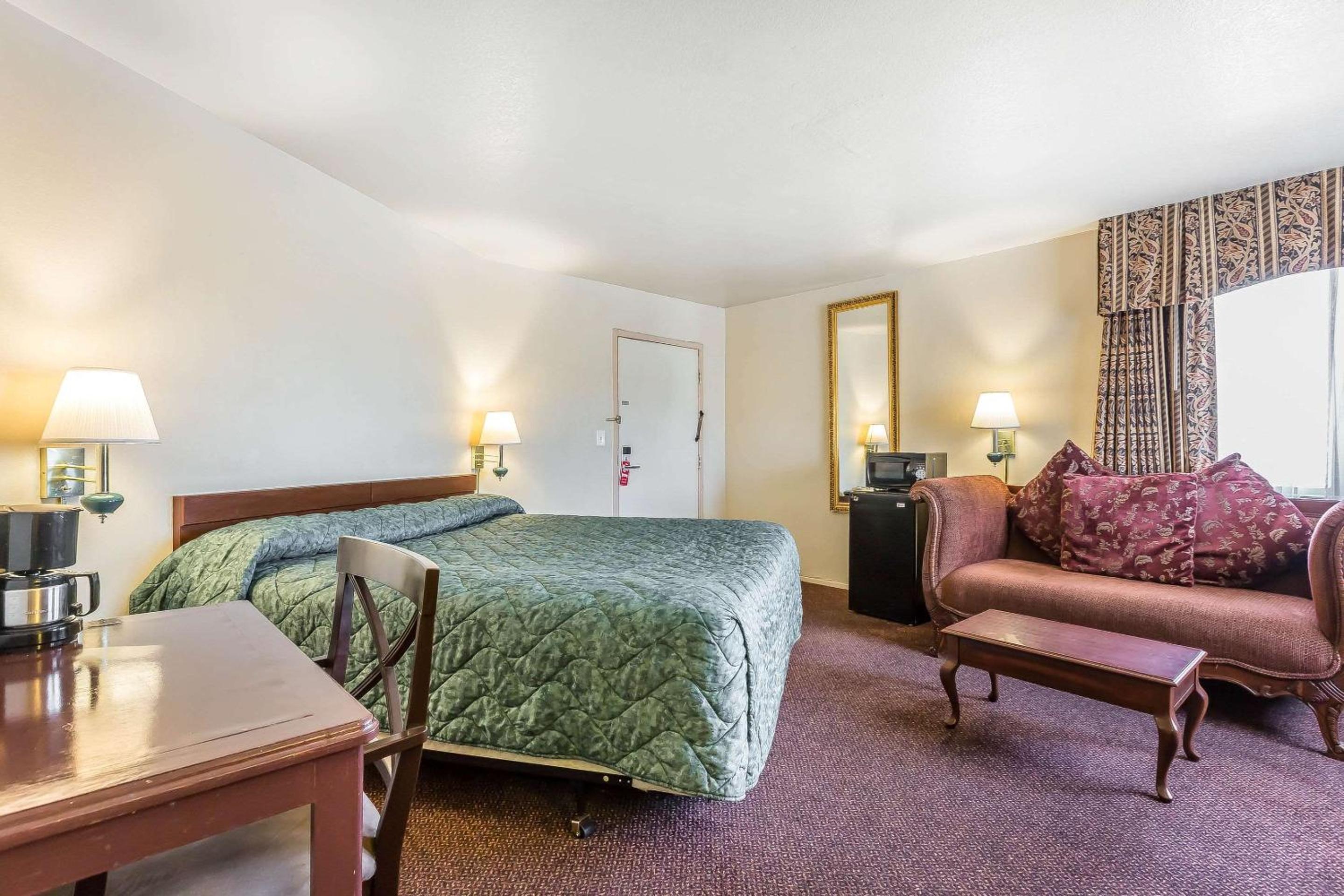 Rodeway Inn Magic Mountain Area - Property Image 19